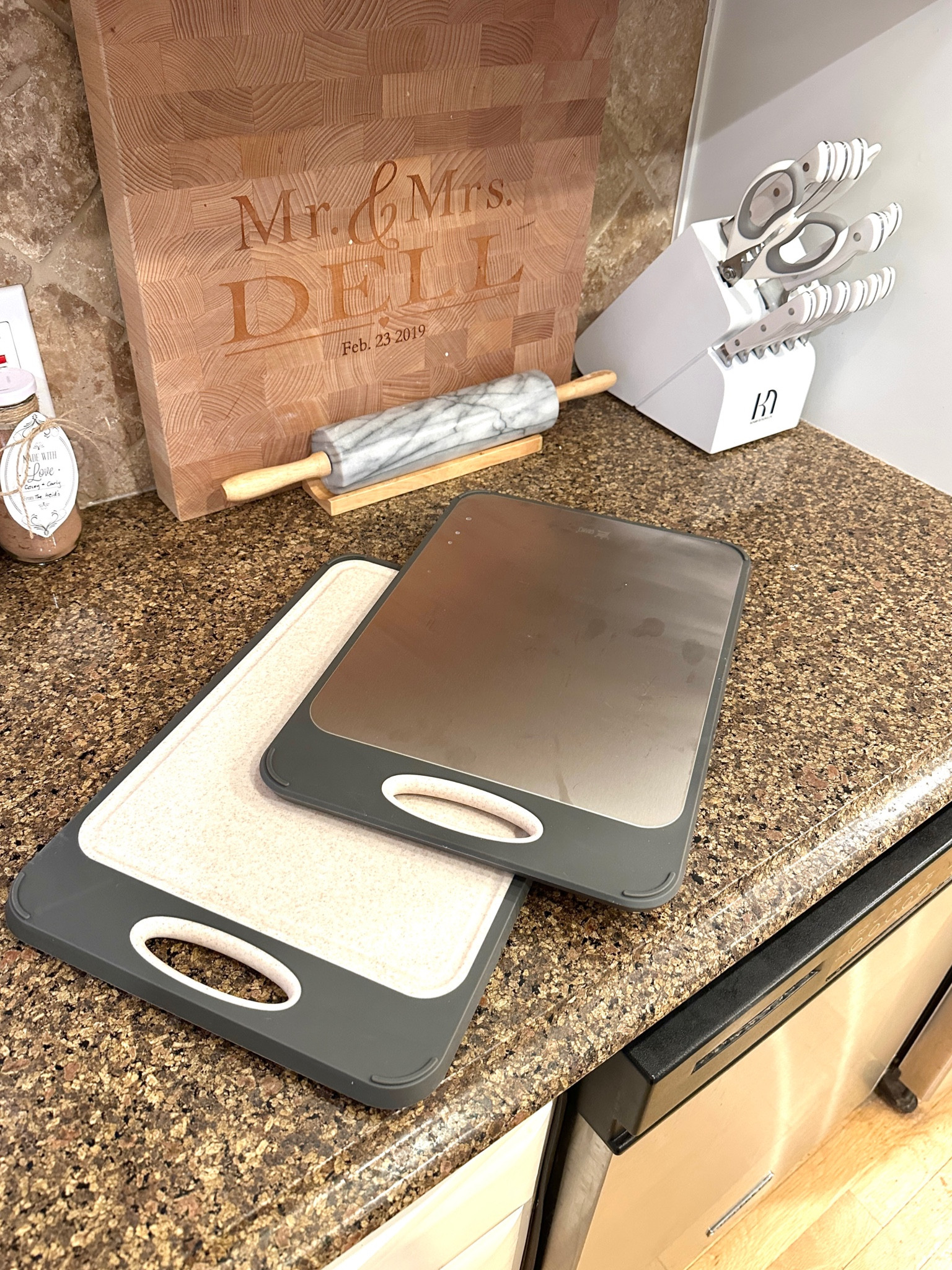 LOVE these cutting boards! Food grade Stainless steel on one side and wheat straw PP on the other! 👏🏼 The knife block is also new and amazing! 