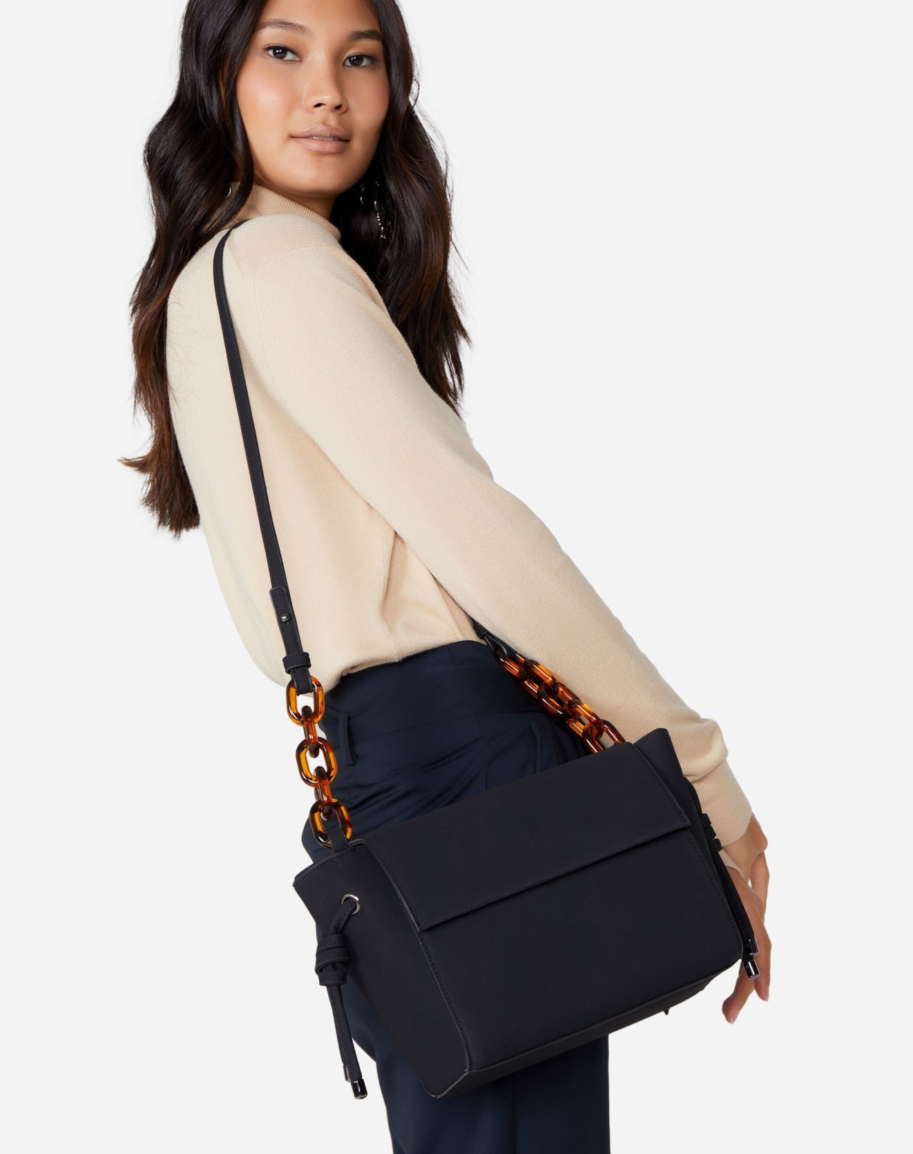 BOLSA SUEDE CORRENTE RESINA | Amaro BR