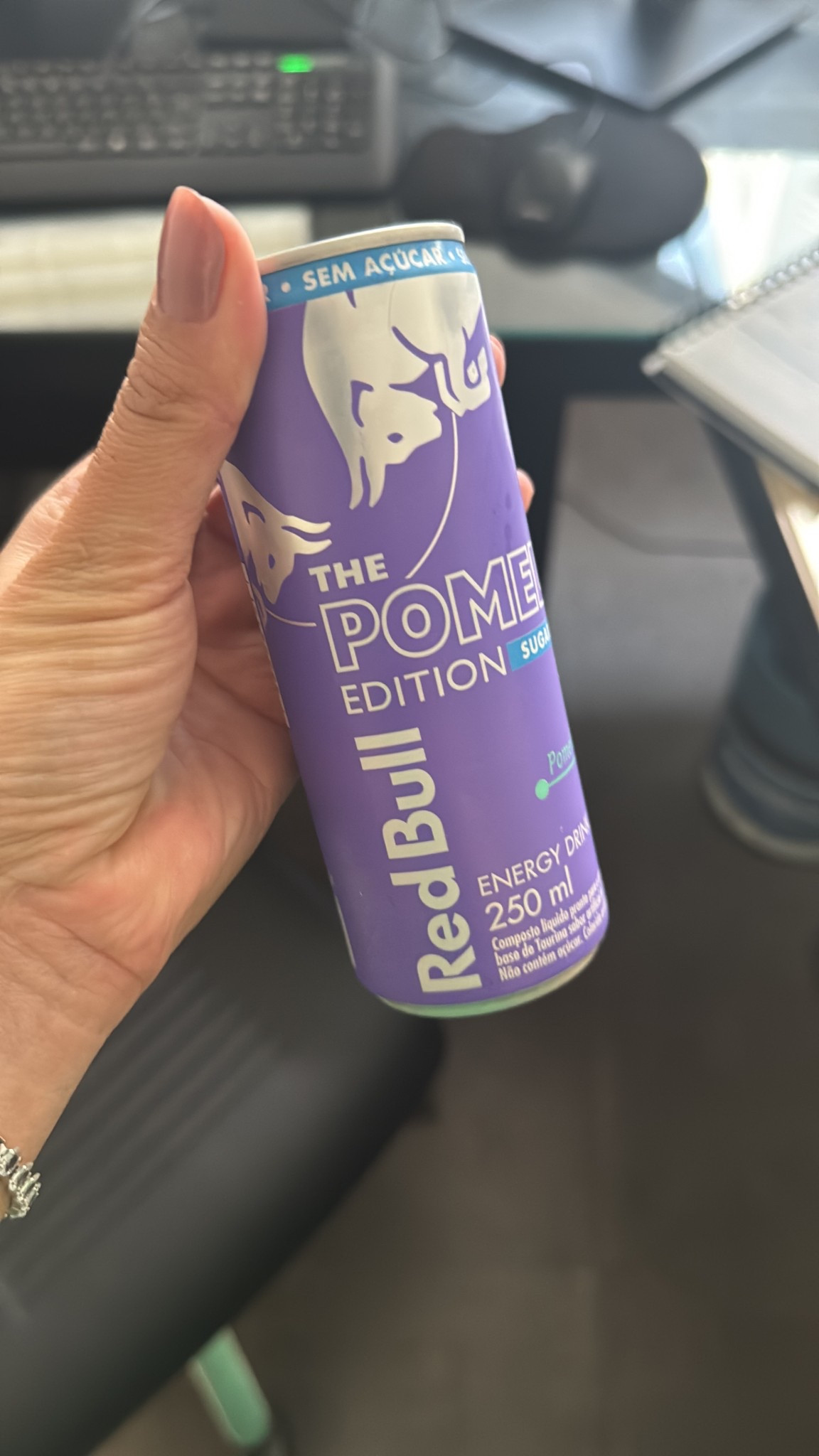 Novidade da Red Bull - POMELO ♥️♥️♥️
. 

O novo sabor de Red Bull é o Pomelo Edition, que tem o sabor da fruta cítrica. O Red Bull Pomelo Edition também está disponível na versão sem açúcar. 
. 
Na Argentina há muitas bebidas sabor Pomelo e fiquei muito contente e poder provar aqui! Ah, zero açúcar. 
. 

#LTKfitness #LTKbrasil #LTKfestival