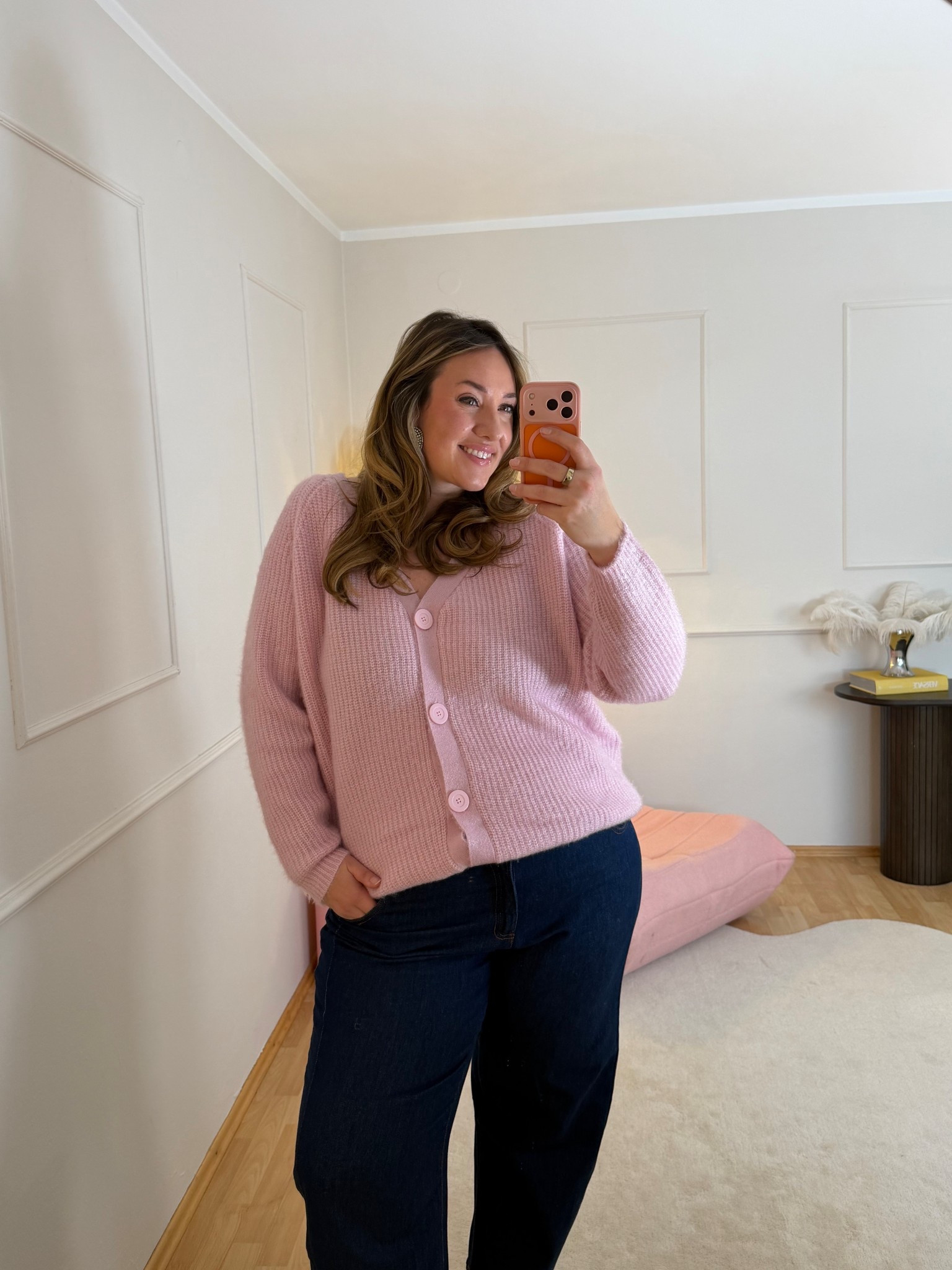 Cutie with a booty 🩷 Wie cute ist bitte dieser Look? Liebe diese Strickjacke. Perfekt für Valentinstags 

#LTKdeutschland #LTKdatenight #LTKplussize