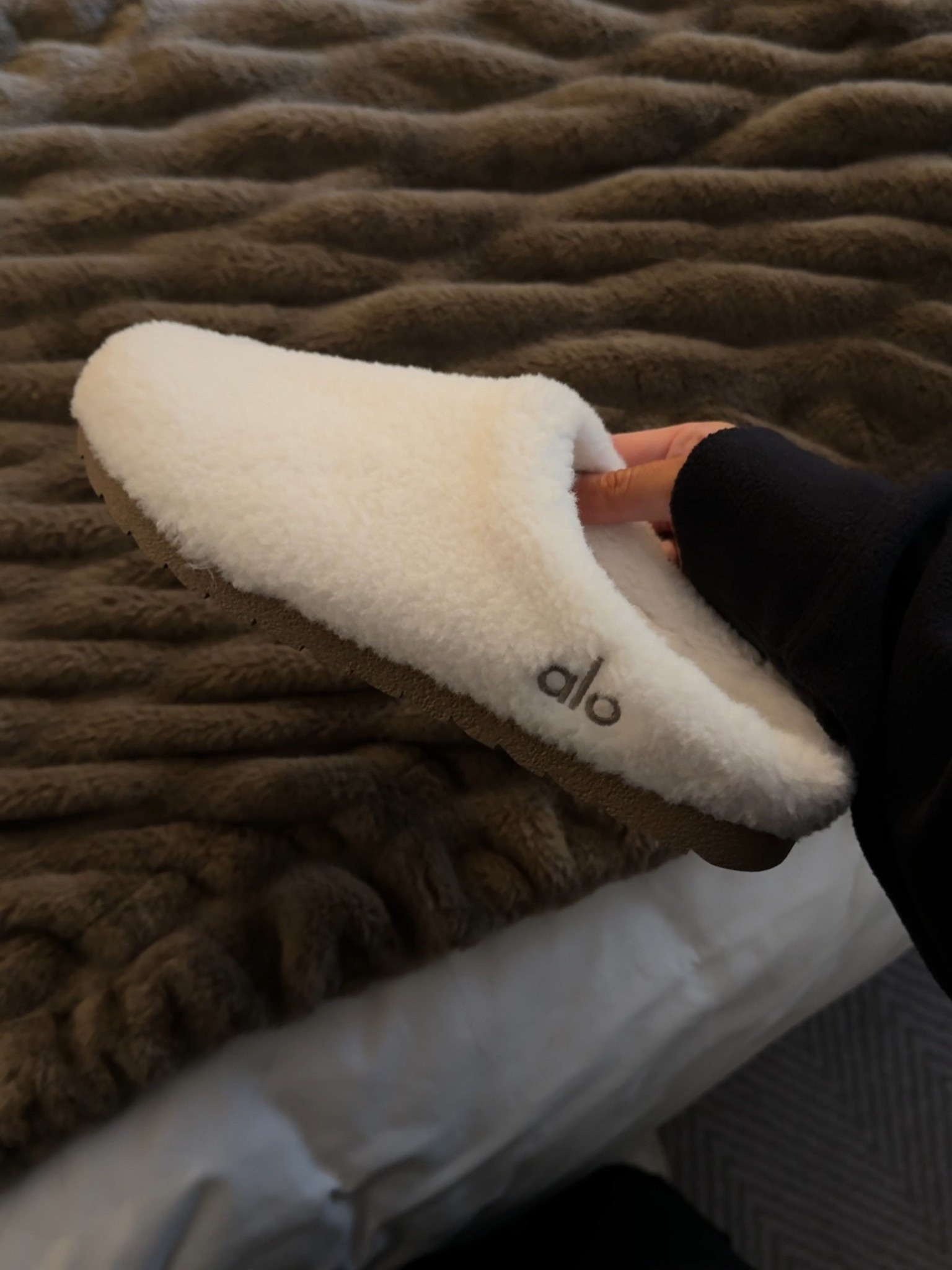 Sherpa recovery slipper ☁️

#LTKGiftGuide #LTKHoliday #LTKCyberWeek
