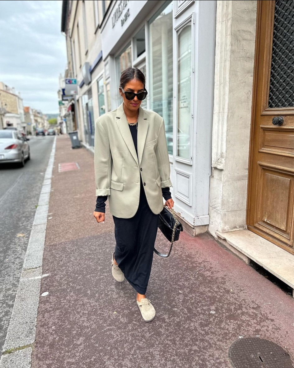 Longue robe noire American Vintage, robe en coton noire à manches longues, longue robe près du corps, robe noire manches longues, blazer taupe, Birkenstock taupes, chaussures tendances #birkenstock 

#LTKeurope #LTKstyletip #LTKshoecrush