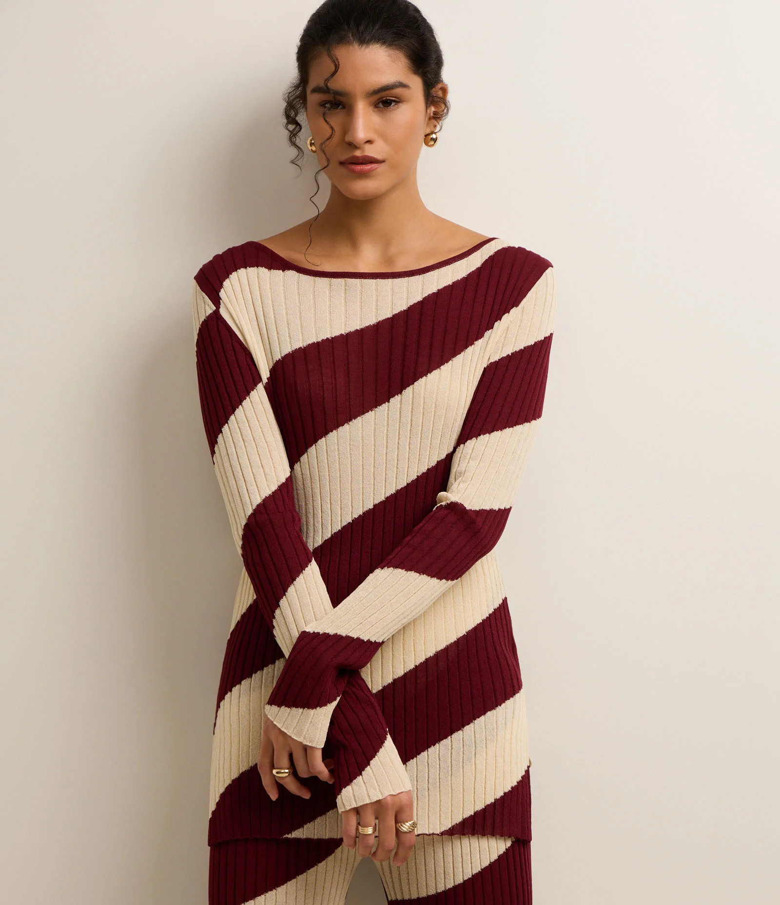 Suéter Slim em Tricô com Decote Canoa e Listras Espiral Marrom/Off White - Lojas Renner | Renner (BR)