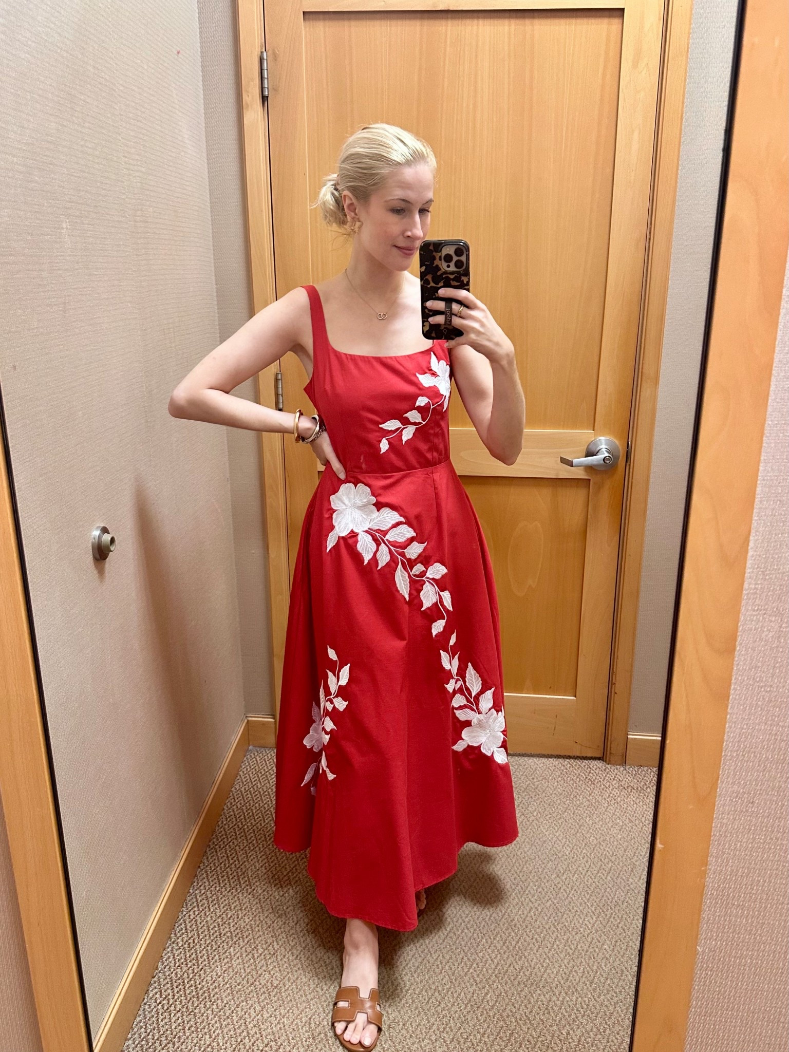 The most perfect garden party or afternoon wedding guest dress l. Wearing my typical size 

Wedding guest | day time wedding | red dress | midi dress | garden wedding 