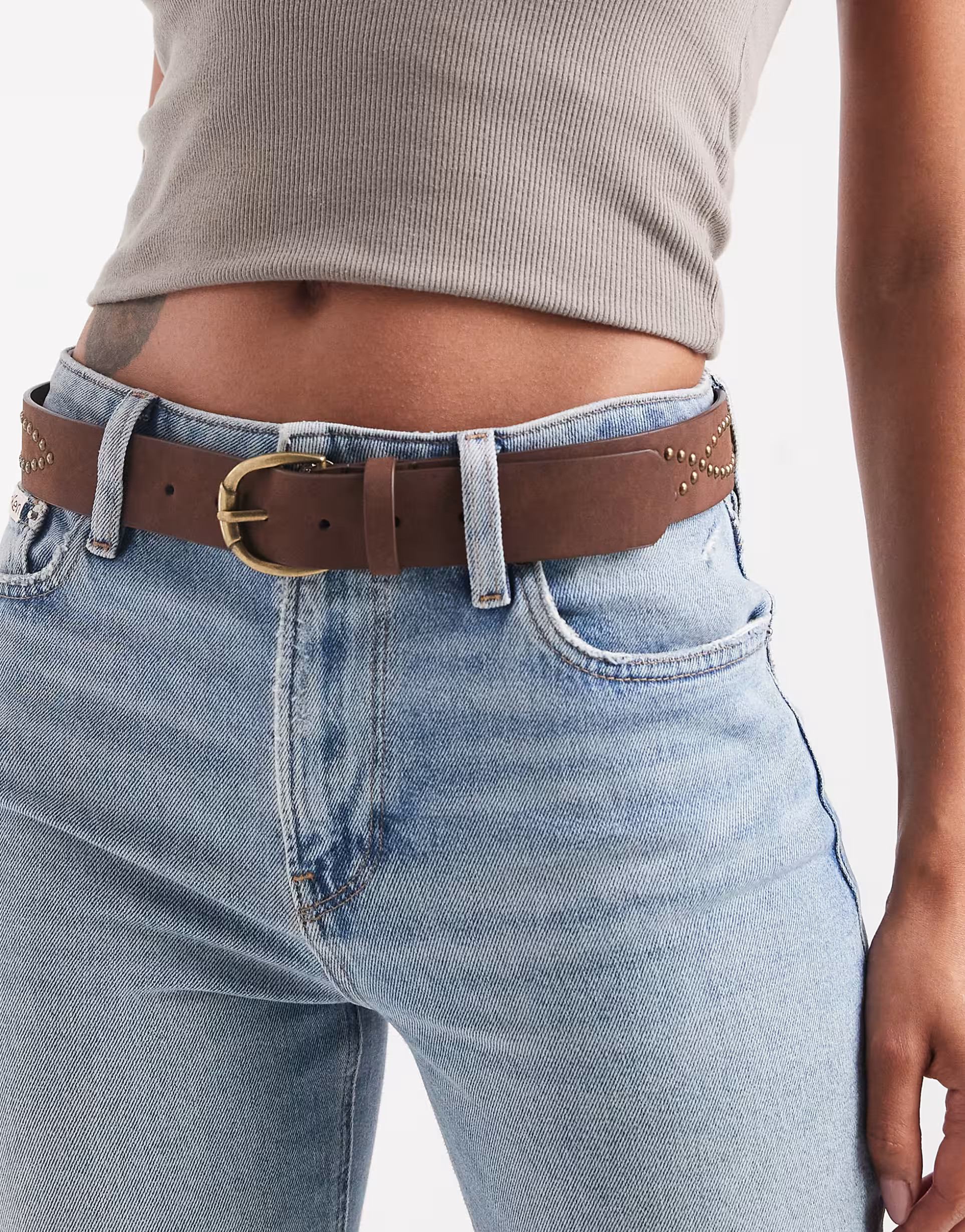 ASOS DESIGN - Heup- en tailleriem van imitatiesuède met studs in lichtbruin | ASOS (Global)