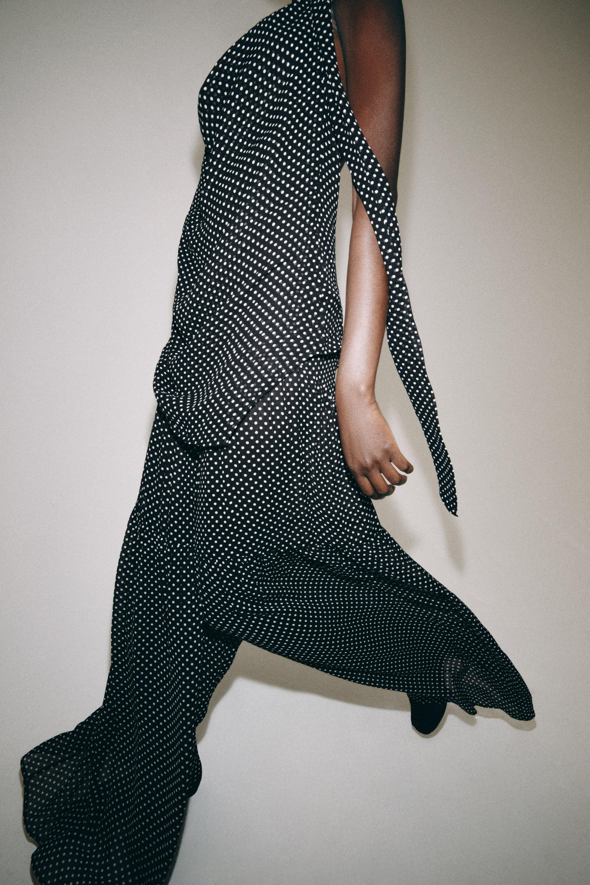 Model height: 178 cm

ZARA WOMAN COLLECTION

Top with main fabric made from viscose yarn. Halter neck and open back. Featuring self-fabric tie details. Rounded hem. Button fastening at the back. | Zara UK