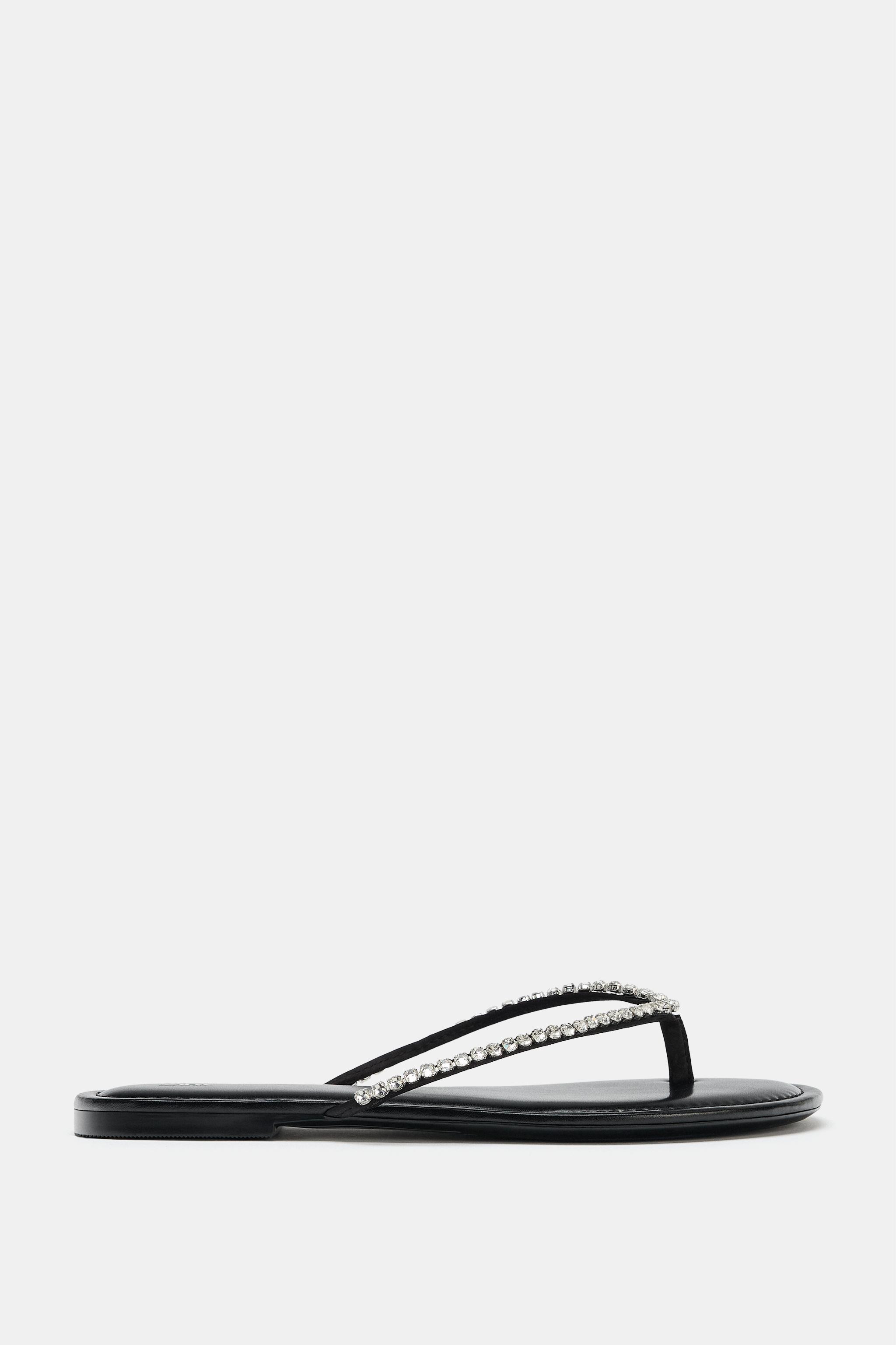 BeschreibungMaterialzusammensetzungMa\u00dfeGr\u00f6\u00dfe des Models: 178 cmFlache Sandale. Rie... | Zara US