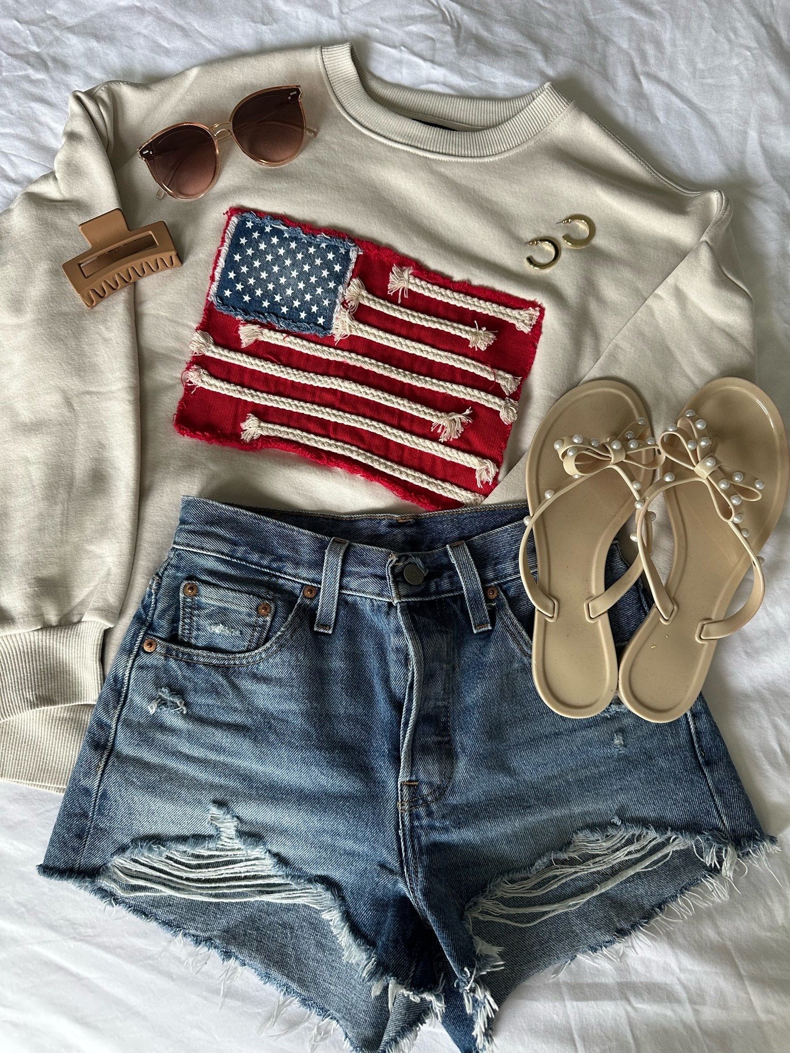 An easy throw-on outfit but still cute 🇺🇸✨
Obsessed with this oversized American flag sweatshirt paired with distressed denim + neutral accessories for the perfect comfy summer look. This would be so cute for summer nights, beach trips, BBQs, or a casual 4th of July outfit ❤️



#americanstyle #patrioticoutfit #summeroutfitideas #casualchic #denimshorts #everydaystyle #ltkfashion #amazonfashionfinds #summerstyle #outfitinspo #momstyle #neutralstyle #effortlessstyle #coastalcowgirl #fashioninspo

#LTKootd #LTKgrwm #LTKmomlife
