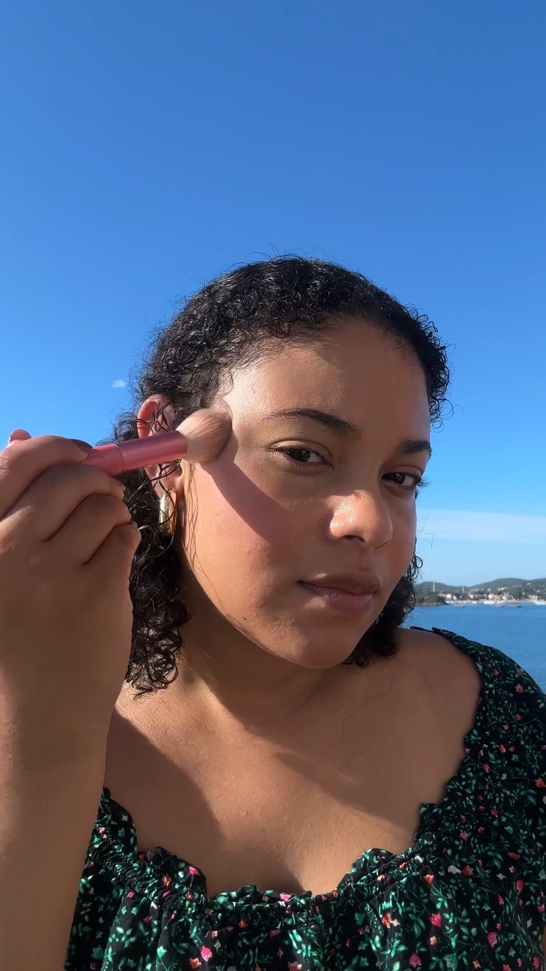 Maquiagem a bordo! Não podia deixar de fazer um mini tutorial, ou melhor, um maquie-se comigo pra vocês do cruzeiro
Produtos usados:
Protetor The Invisible @lorealparis
Base Stick Pele @bocarosabeauty
Blush Marmorizado @linhaniinasecrets
Pó Translúcido Cocada @bocarosabeauty
Gel de Sobrancelhas @oceane
Gloss 7 Belo @quemdisseberenice

#LTKbrasil #LTKbeleza