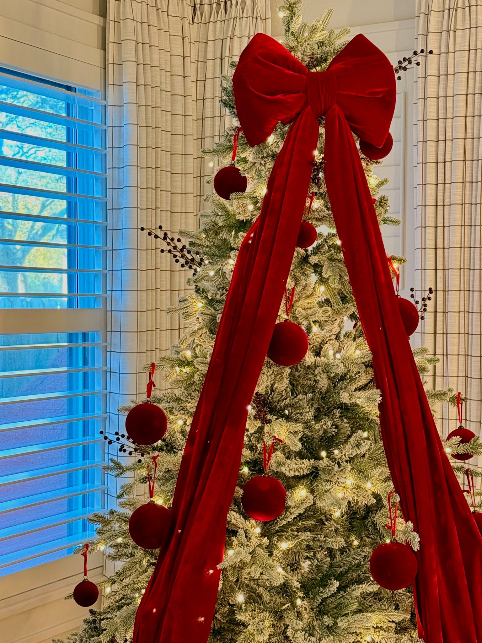 This oversized Christmas bow is everything AND more! 
Shop it below 👇🏼 

#LTKHome #LTKSeasonal #LTKHoliday