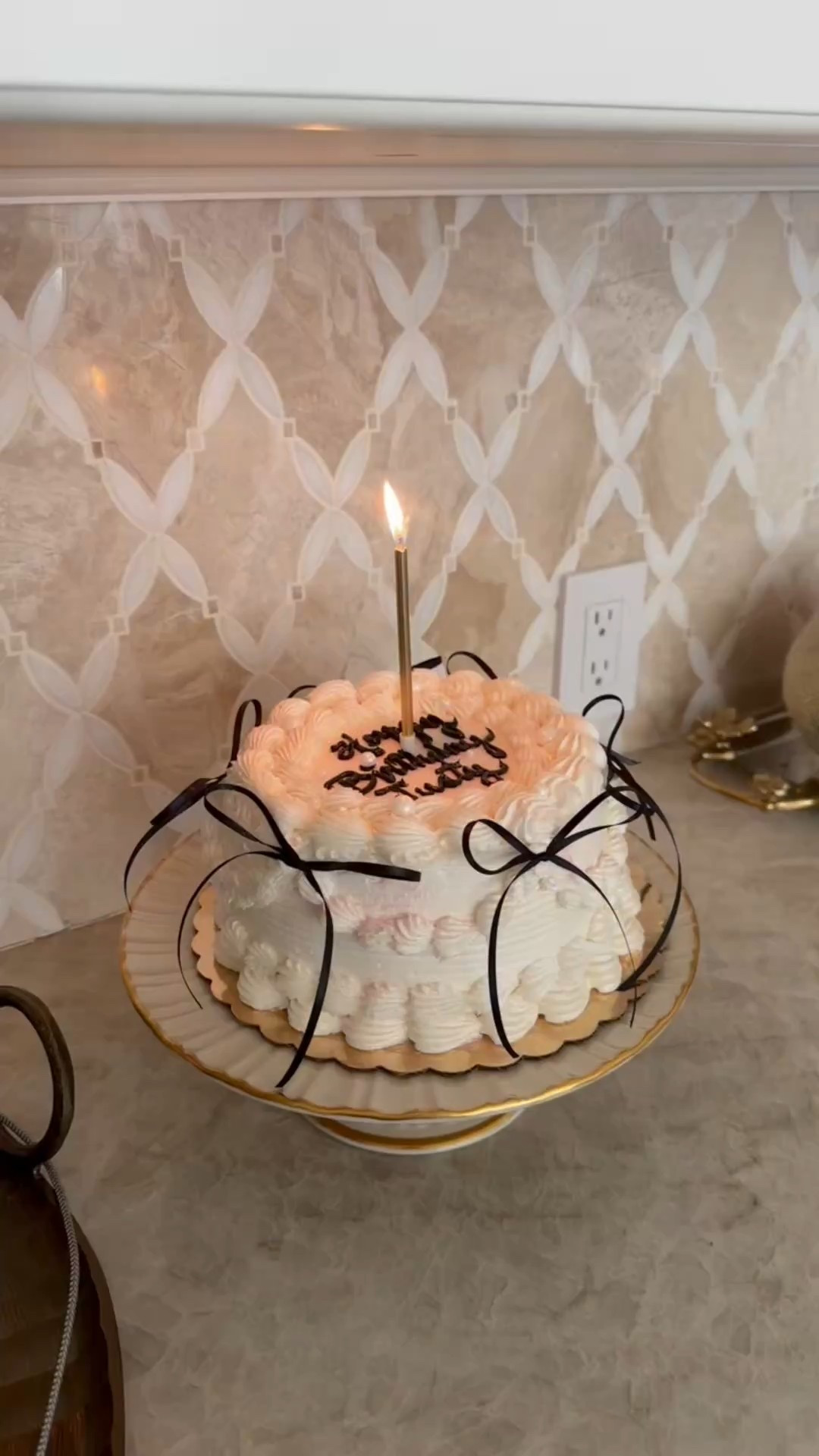 Decorate a cake with me! // pearl cardigan

#LTKHome #LTKFamily #LTKParties