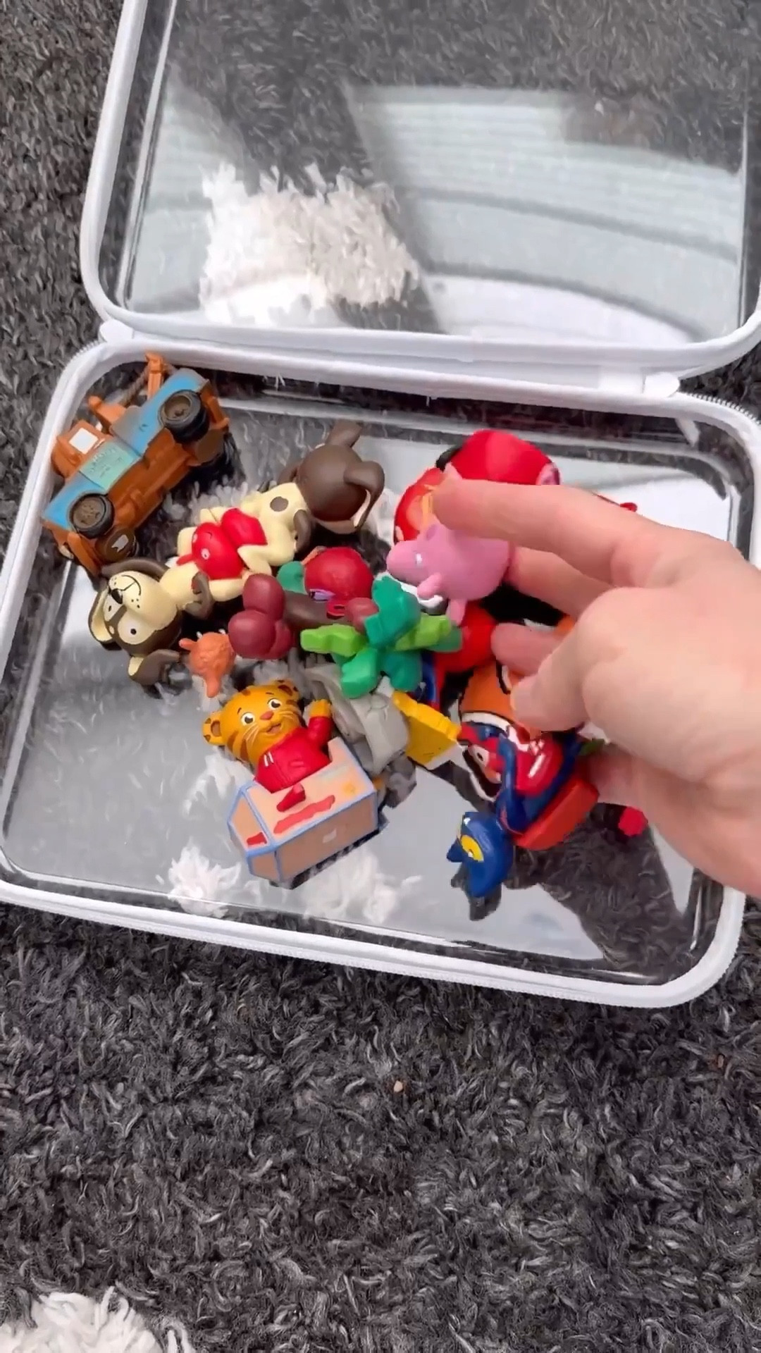 Playroom organization 🖤🤍
I’ve been on a mission to reorganize and declutter the playroom and I recently grabbed some new organizing bins on Amazon. Perfect for all the little toys!

Home organization, playroom organization, Amazon finds, toy bins, toy organizing, kids playroom, Tonies, toy storage

#LTKKids #LTKHome #LTKFindsUnder50