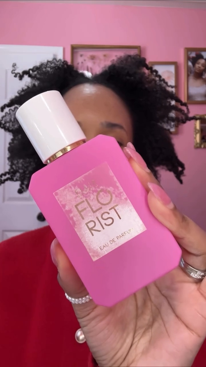 ✨ Day 32 of my scented countdown to 39 ✨

Today’s theme is high tea 🫖💐

Ellis Brooklyn Florist — soft, graceful, and full of charm. It’s giving delicate florals, fancy cups, and good conversation in the prettiest setting. ✨🌸 @ellisbrooklyn 

#FragranceLover #EllisBrooklyn #FloristPerfume #HighTeaVibes #FragranceCommunity #PerfumeCollection #FloralFragrance #ElegantScent #AfternoonTea #PerfumeTok #SoftFeminineEnergy

#LTKGiftGuide #LTKBeauty #LTKHoliday