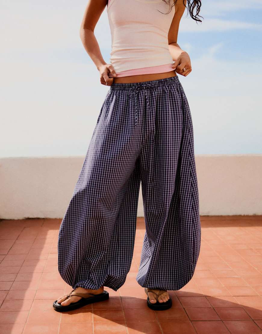 Bershka Poplin bloomer trousers in burgundy-Red | ASOS (Global)