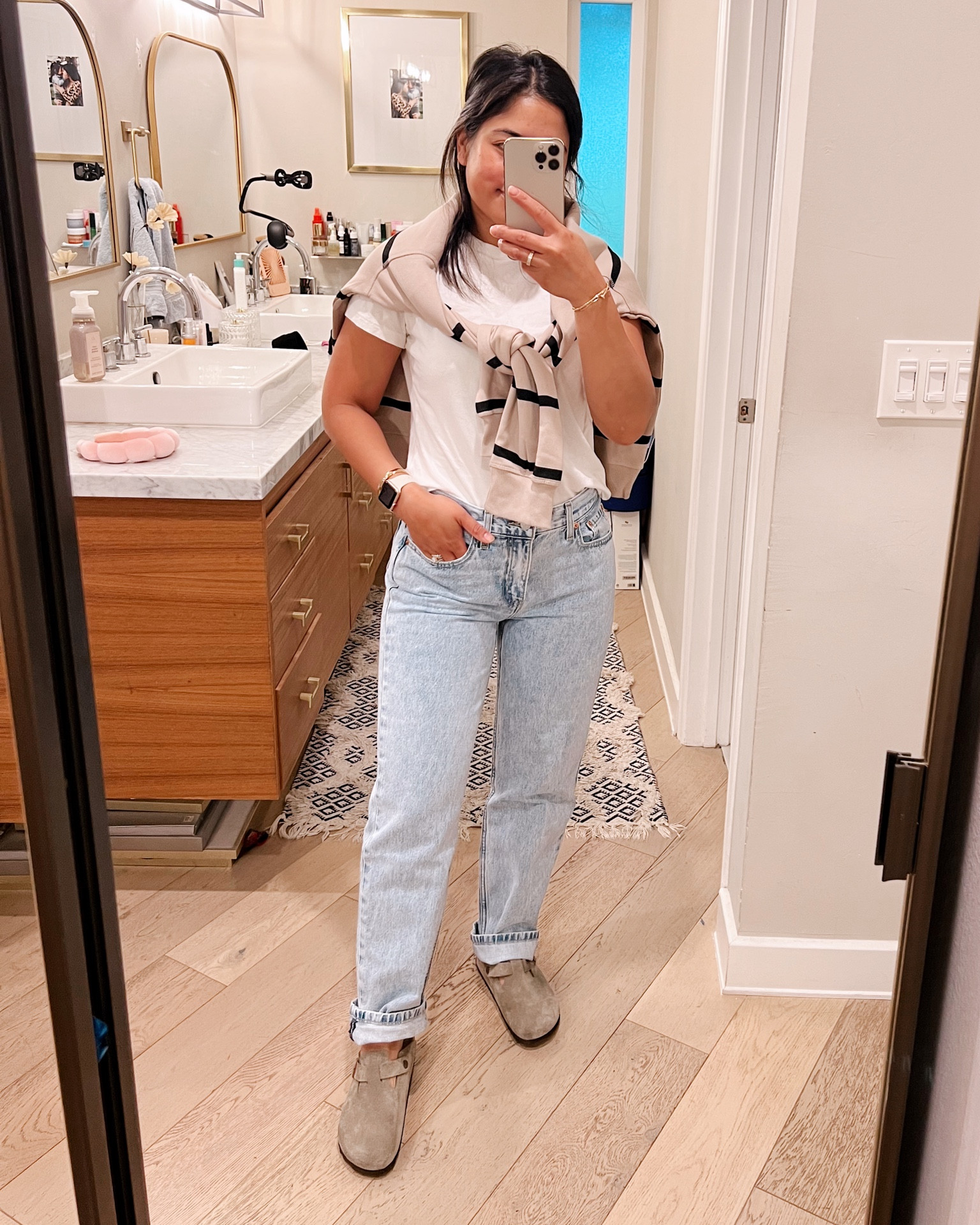 School drop-off mom fit! What I wore for school drop off! Levi’s jeans, oversized sweatshirt and Birkenstock clogs! Fall style, casual fall outfit


#LTKshoecrush #LTKstyletip #LTKSeasonal