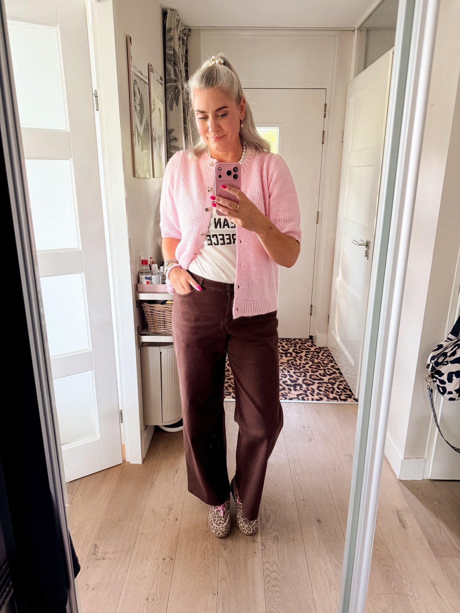 OOTD - Zaterdag. Bruine jeans (met stretch, 42) met daarop een crème t-shirt met bruine print (M) en daarover een roze vestje met korte mouwen (https://ms-mode-nl.mpic.link/6889297 maat M) en luipaardprint bootschoenen waarvan ik zelf de veters verwisseld heb.

#LTKnederlands #LTKeurope #LTKmidsize