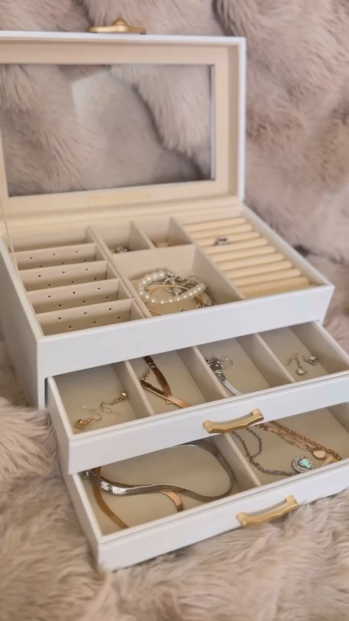 This jewelry organizer is from @enthralite ✨

Look how beautiful and elegant this is🤩
Link: https://amzn.to/4bjRsf5

#jewelrylover #jewelrybox #enthraliteshine #enthralite