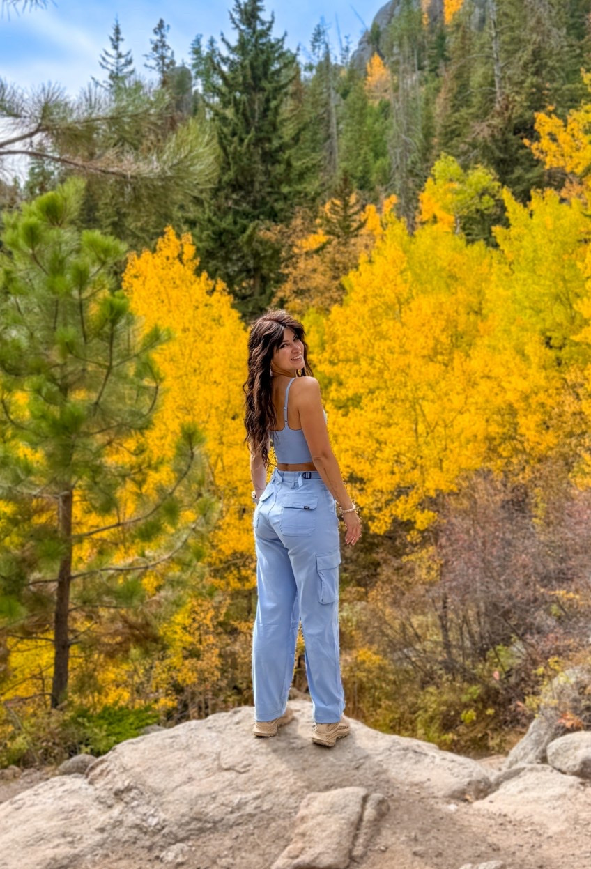 Amazing hiking fit! Such a fun, bright color! 💙
