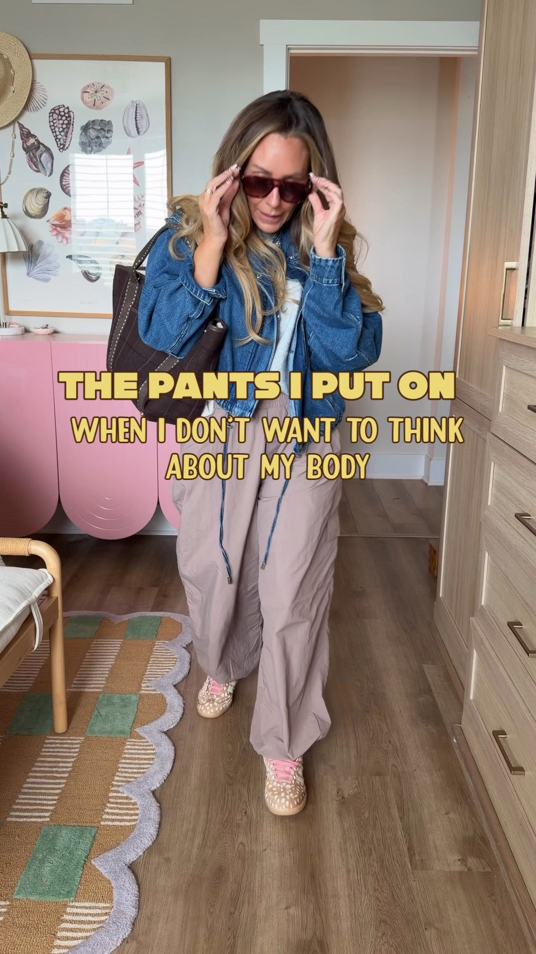 Sideline uniform, but make it cute 🏈 Oversized denim, the comfiest parachute pants, and the sneakers everyone asks about. Comfortable enough for a 2-hour practice, cute enough for drop-off coffee.