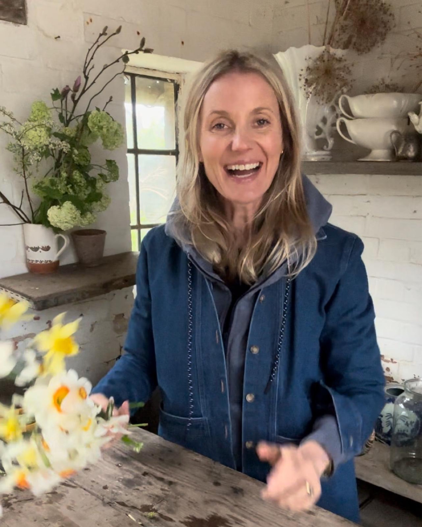 Willow’s Sunday Style 
Sunday 31 March 2024 

Wearing the Sezane Wil jacket in denim blue  (+ a faithful old New Balance hoodie) for early Spring days in the studio x