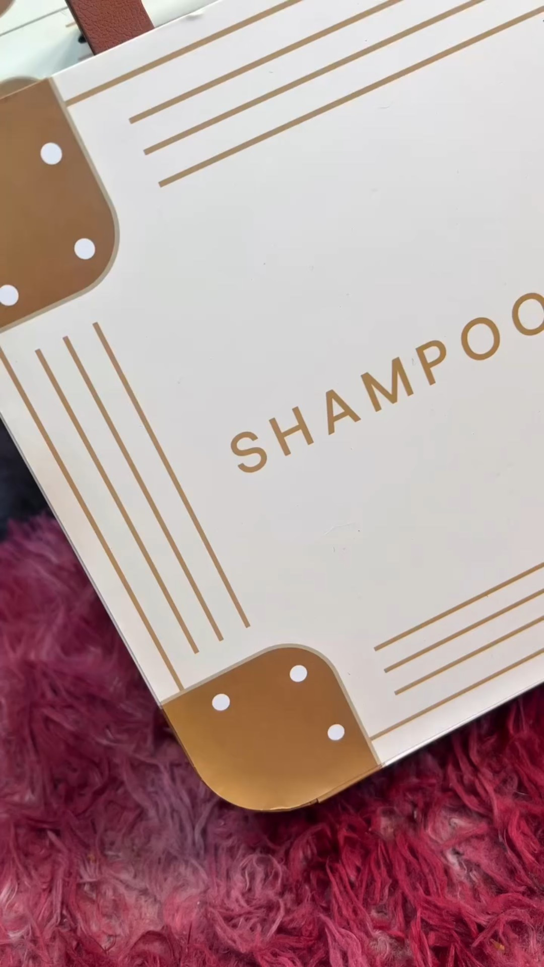 ✨ Registrarse en el lujo nunca fue tan fácil…
Mi rutina se siente como una escapada a Miami gracias a @loveshampoohotel 💦🌴 Esta línea convierte la ducha en un ritual completo: espuma rica, aromas cítricos con un toque de sal marina y resultados que se sienten desde el primer lavado.
Mi favorito hasta ahora: el acondicionador sin enjuague. Ligero, hidratante y perfecto para mantener mi cabello suave, brillante y sin frizz, incluso con humedad.

🌊 Hecho con ácido hialurónico
🌿 Fórmulas veganas y sin sulfatos
☁️ Huele a vacaciones (limón, pachuli y sal marina)

Toda la línea MIAMI está disponible exclusivamente en @ultabeauty , por solo $15 cada uno 🧴
¿Lista para hacer check-in sin salir de tu baño? 🛁

#Shampoohotel #UltaBeauty #HairRoutine #MiamiVibes #HairCare #GetReadyWithMe #GRWM #LuxuryShower #SelfCareRoutine #ASMRHair #HydratedHair #VeganHairCare