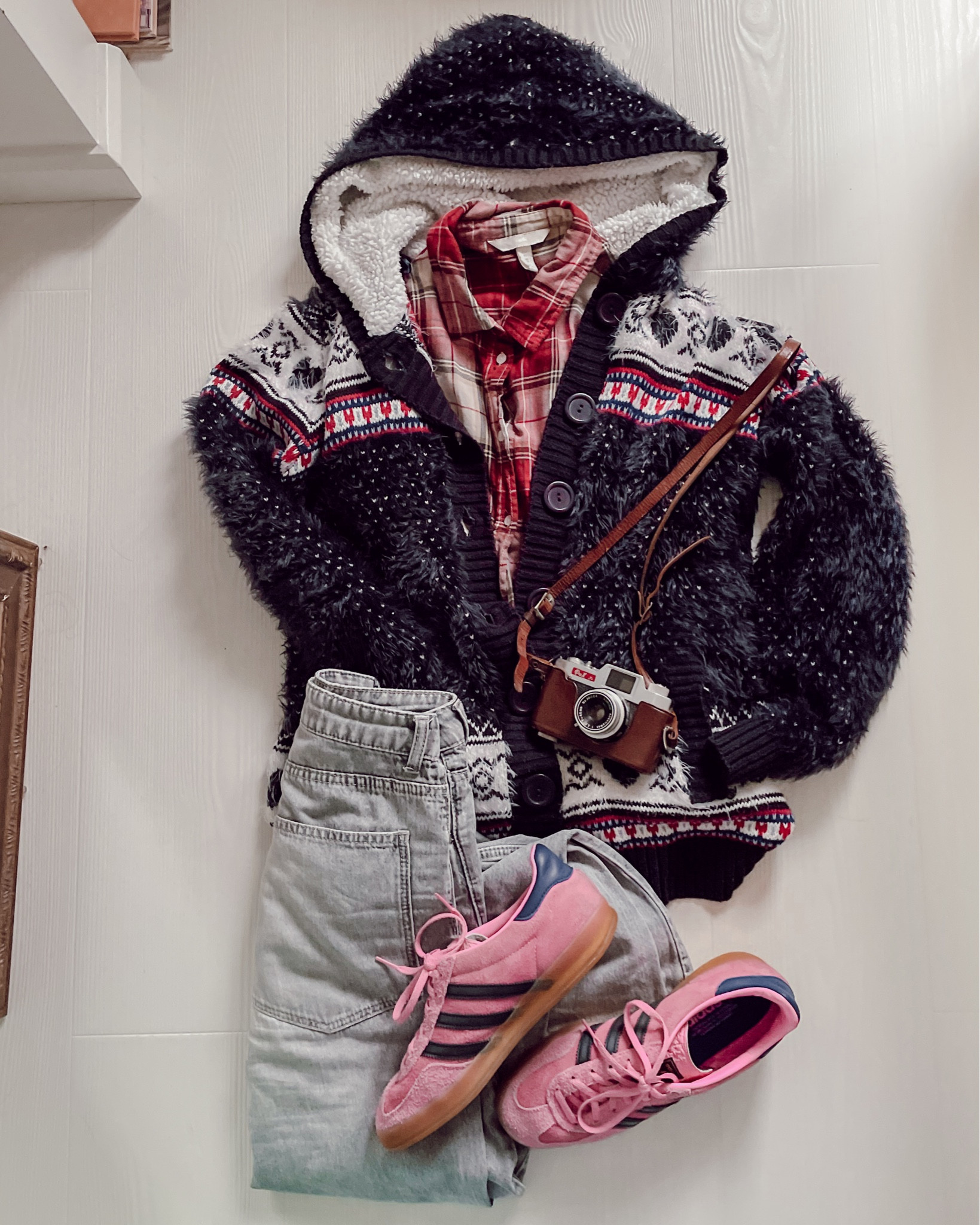 Tenue hiver chaude gilet intérieur doublé adidas gazelle rose jean gris h&m chemise tartan

#LTKfrance #LTKWinterSale #LTKwinter