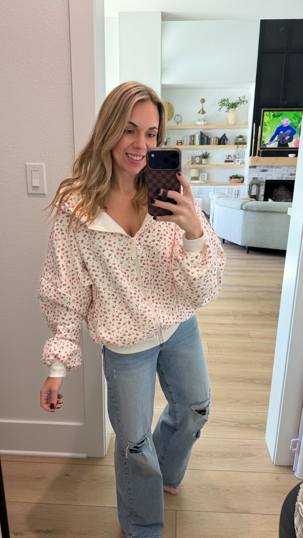 I sized down in the jeans and am returning this hoodie for a smaller size this is a medium and it’s huge. I could def do the xxs. 😂

#LTKootd