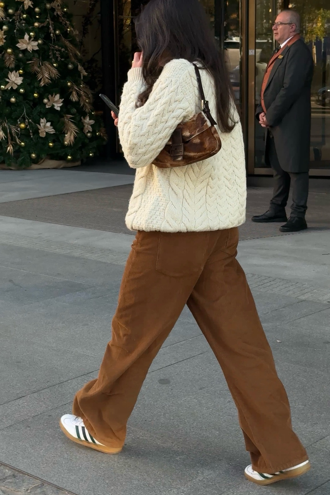 Mocha Mousse on the streets 🤎🐻👜 


#LTKespana #LTKwinter #LTKeurope