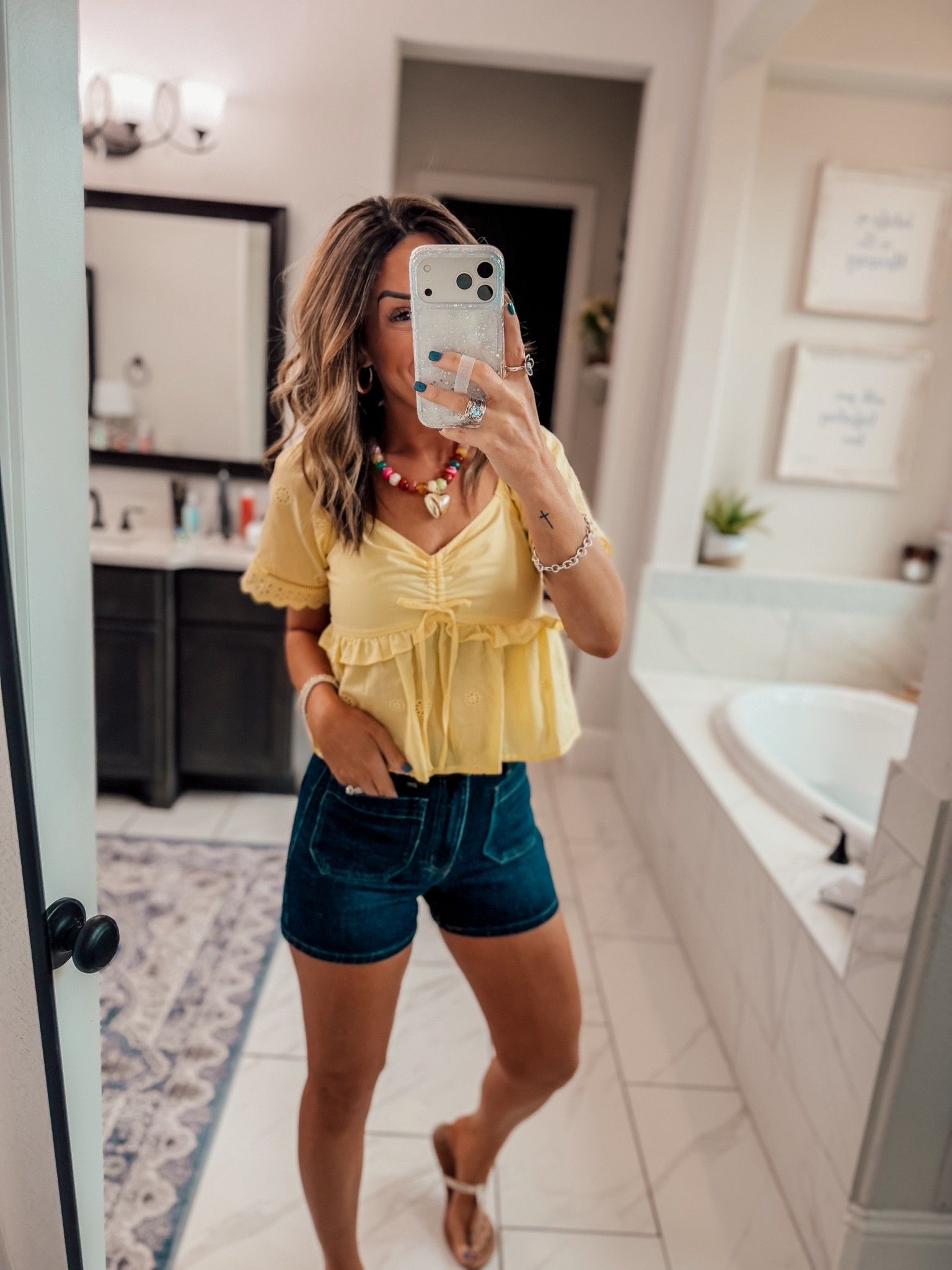 Wearing an XS in the top and a 0 in the shorts!

#LTKgrwm #LTKootd #LTKdayinmylife