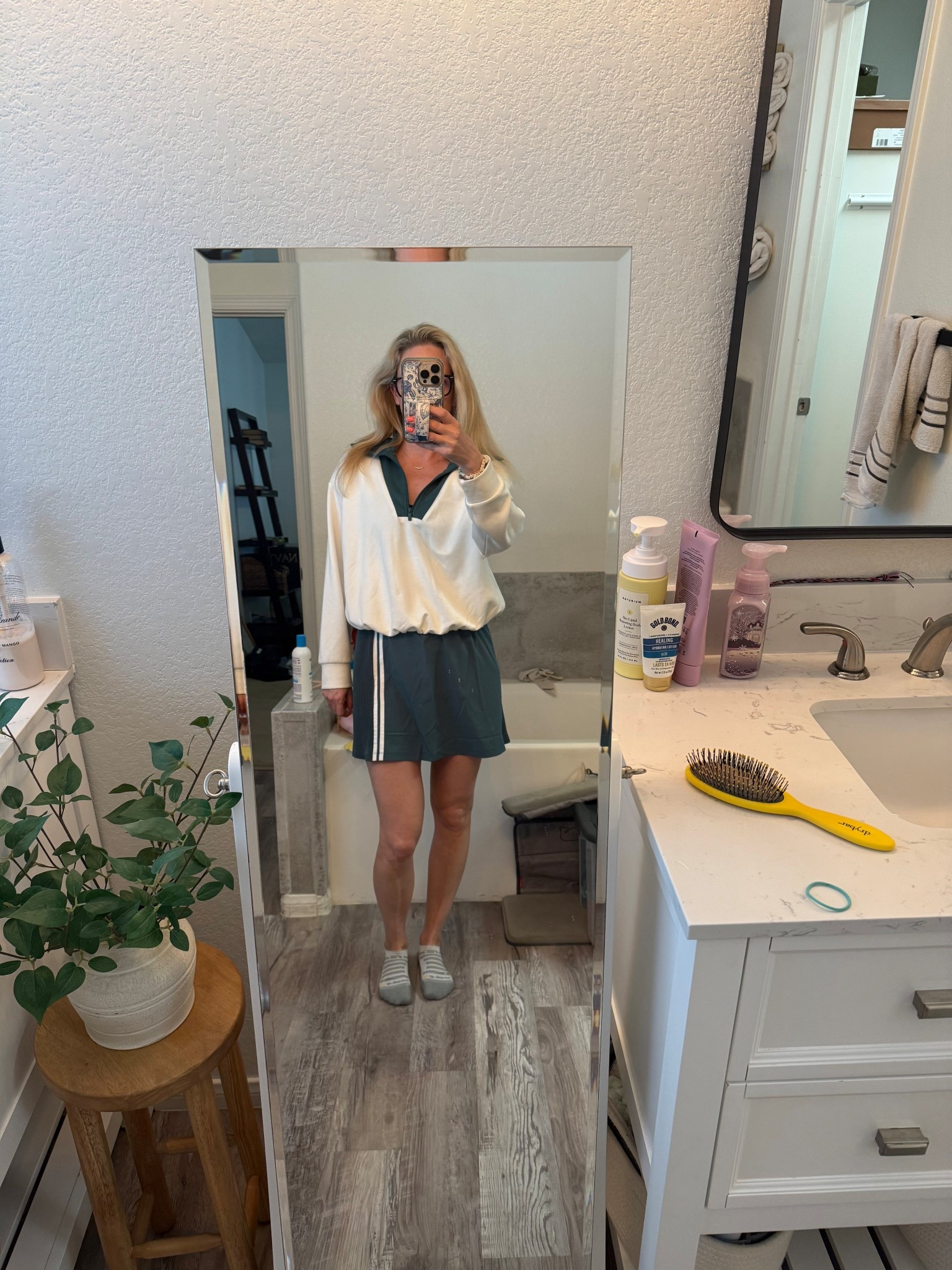 A Target athleisure find that’s currently on sale and too good to pass up 🤍 This sporty-chic outfit is one of my favorite easy looks for school drop-off, errands, travel days, or casual weekends. The tennis skirt + oversized half-zip pullover combo gives that effortless, put-together vibe while still being super comfortable.

Both pieces are from Target and on sale right now, making this one of those affordable outfits that looks way more expensive than it is. I love the rich green skirt paired with the cozy cream pullover — such a classic athleisure color combo for spring and summer.

Perfect if you love comfortable, casual outfits that still feel cute and elevated.

Tap to shop the exact Target pieces before they sell out 🤍

#LTKSale #LTKStyle #LTKActive #TargetStyle #TargetFinds #TargetAthleisure #TargetOOTD #AthleisureStyle #TennisSkirtOutfit #CasualStyle #AffordableFashion #EverydayOutfit #MomStyle #SportyChic #NeutralStyle


#LTKActive #LTKSpringSale #LTKmomlife