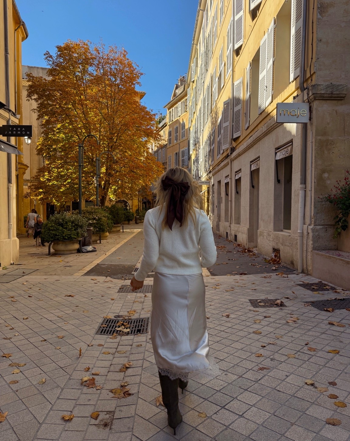Brown hair bow - satin skirt - white skirt - cream skirt - silky skirt - silk skirt - lace skirt - lace maxi skirt - midi skirt - Zara skirt - Zara new in - knee high boots - Zara lace skirt 

#LTKautumn #LTKuk #LTKeurope