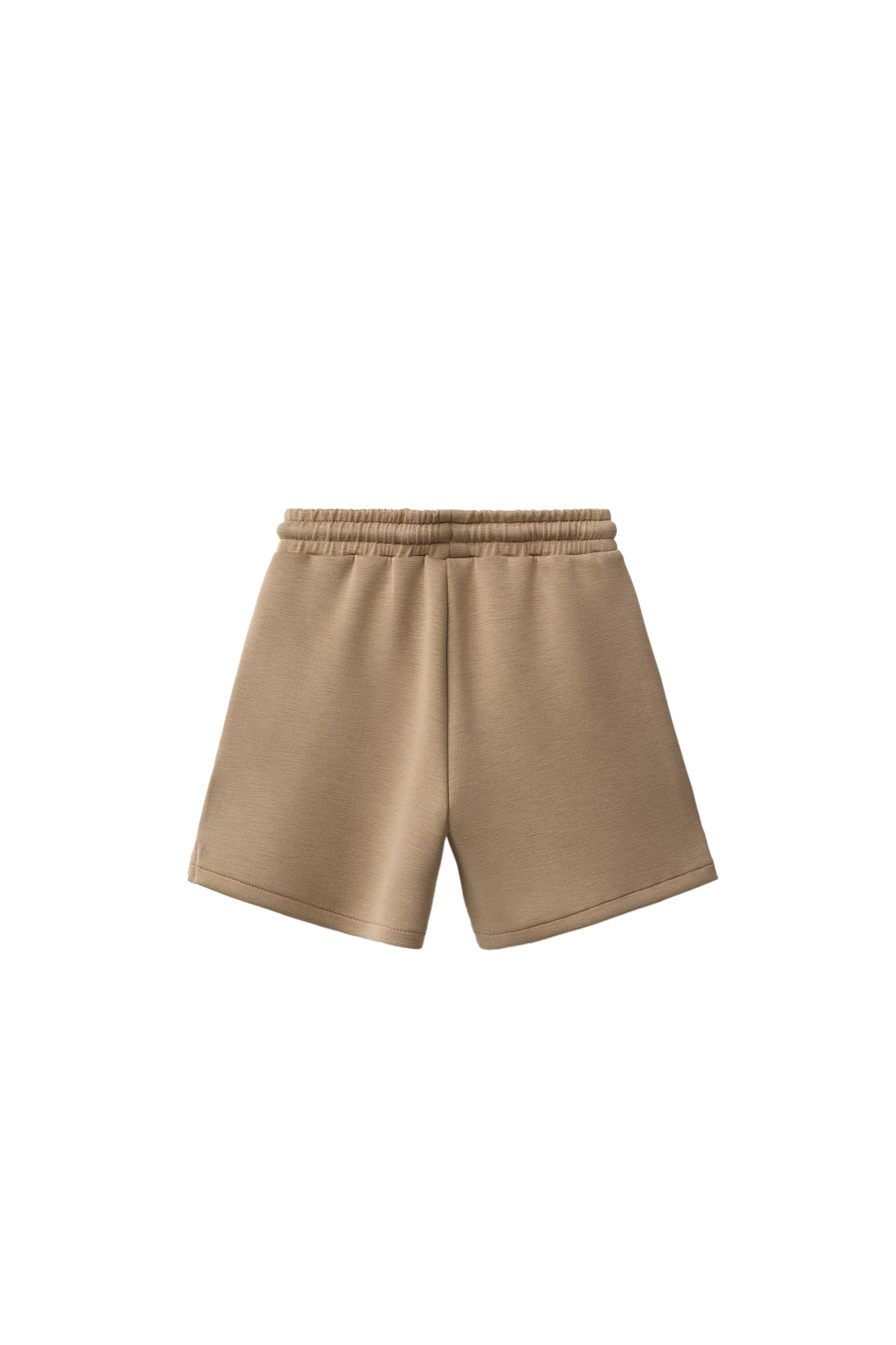 Bermudashorts mit elastischem Bund und verstellbarem Tunnelzug vorne. Vordertaschen. Aufgesetztes... | Zara DE
