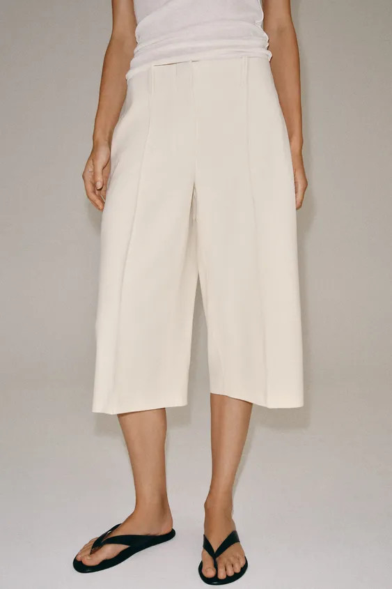 ZARA WOMAN COLLECTIONBermuda shorts made from a viscose blend yarn. Mid-waist with belt loops. Si... | Zara UK
