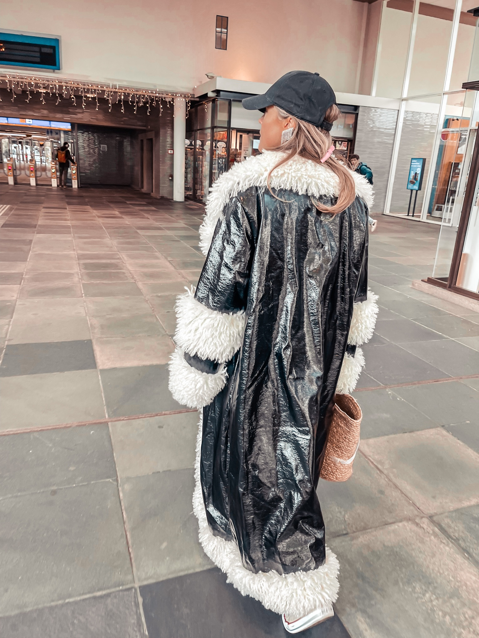 This coat is a showstopper run girls cause she will be gone for you know it. 

#LTKTravel #LTKFindsUnder100 #LTKStyleTip