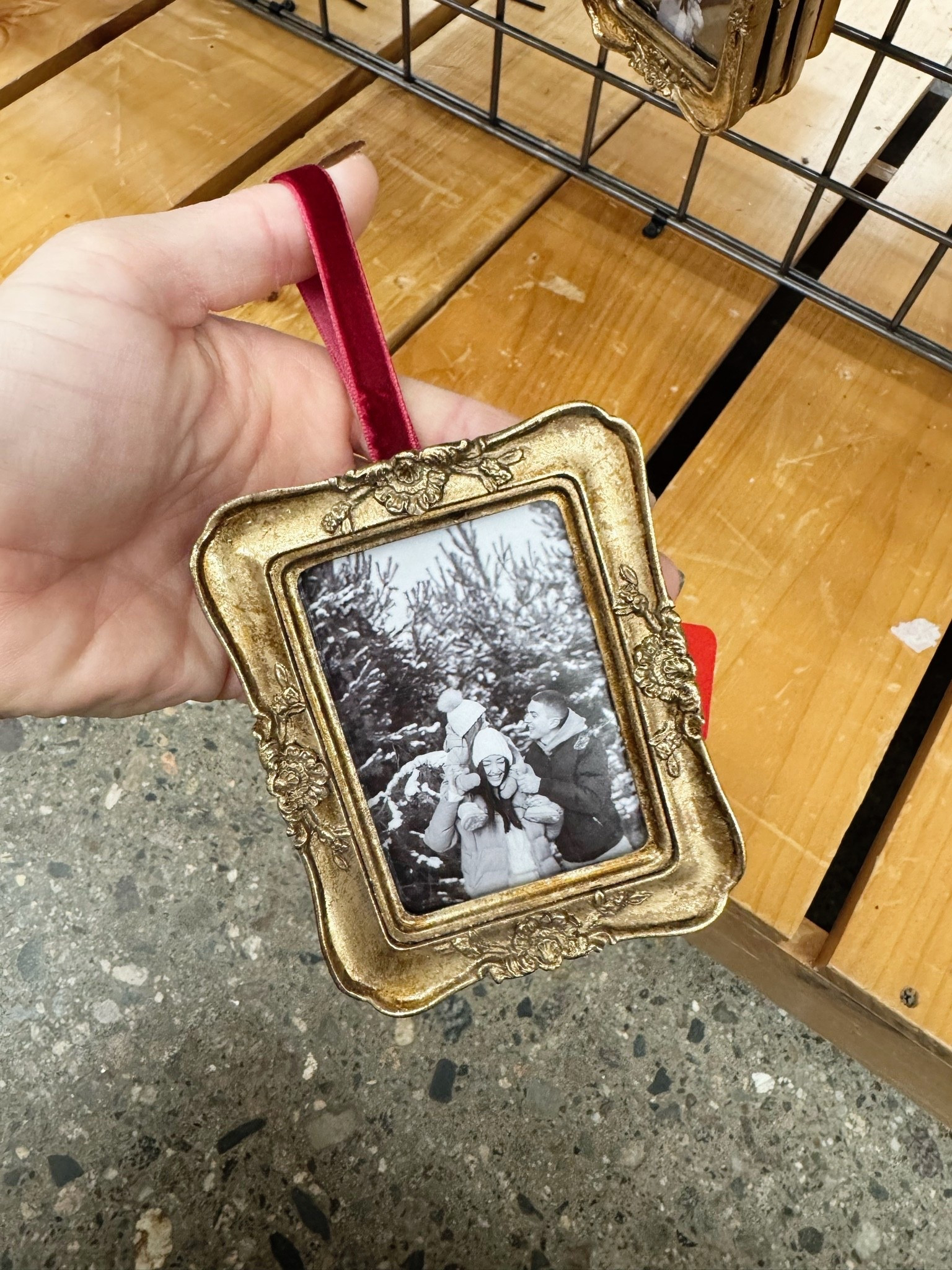 The cutest vintage frame ornaments 😍🎄

#LTKSeasonal #LTKHome #LTKU