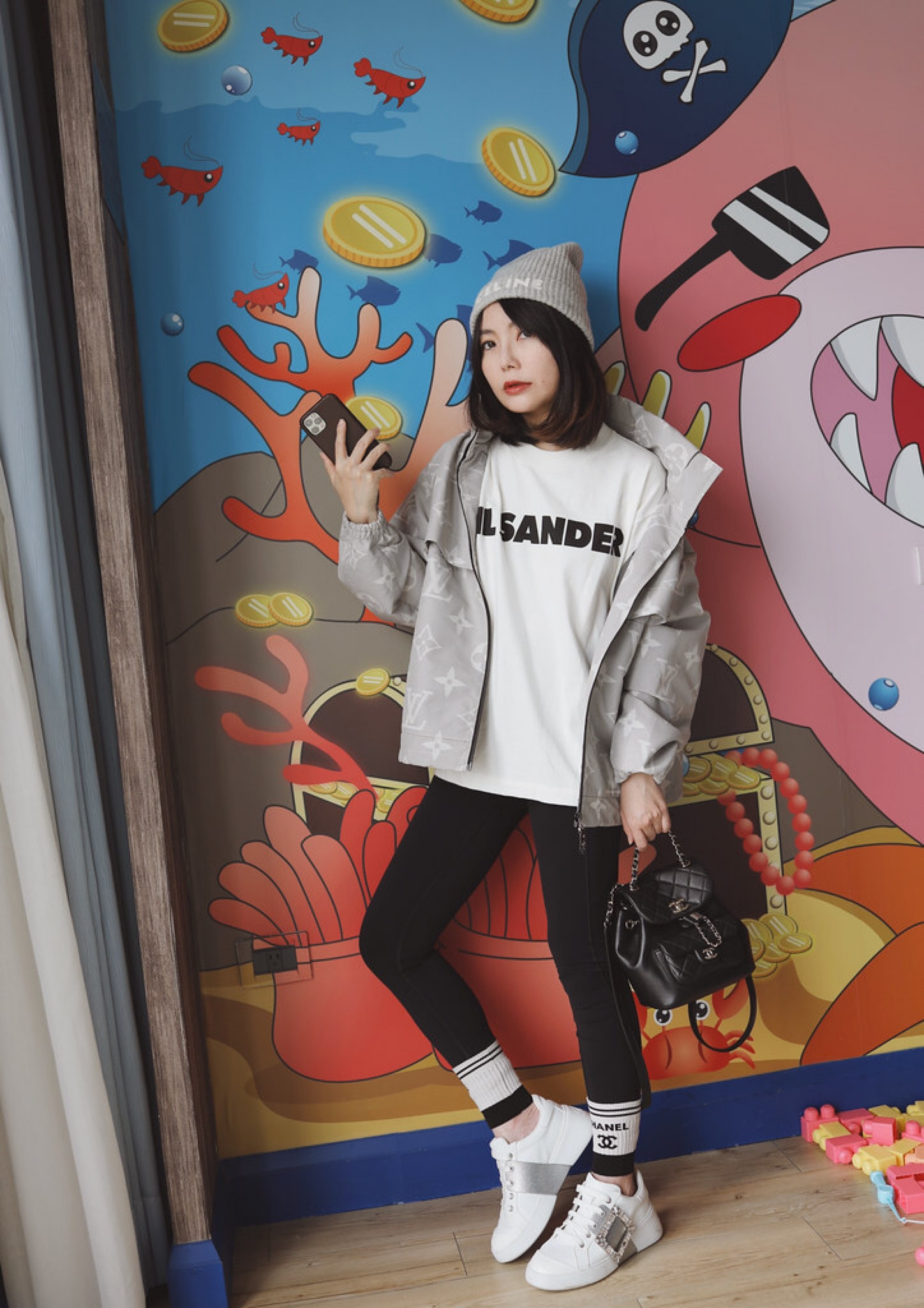 ♥ JIL SANDER LOGO T-SHIRT，Jil Sander logo厚短T女版定價很好又打七折耶，尺碼齊全，我自己穿的是XS，很好搭配，價格已經含稅，運費15美元。

♥ 內搭褲是超好穿的Lululemon。

♥ ROGER VIVIER Viv’ Skate leather sneakers，RV Viv Skate水鑽休閒鞋尺寸正常我自己穿36，鞋舌不磨軟Q好穿。現在 Giglio有同款價格很好直接六折，包稅免運，或者可以買這雙無鑽款bug好價，原本要台幣三萬出頭，現在不到七百歐可入手。

♥    CELINE HOMME Logo-Appliquéd Ribbed Wool Beanie，我的毛帽是CELINE有好價格! 官網一萬三，這裡只要260.58英鎊含稅約NT9787，等於75折! 我的淺灰色已經賣完，現在深藍色也即將斷貨喔。
#LTKtaiwan #LTKasia

#LTKshoecrush #LTKstyletip