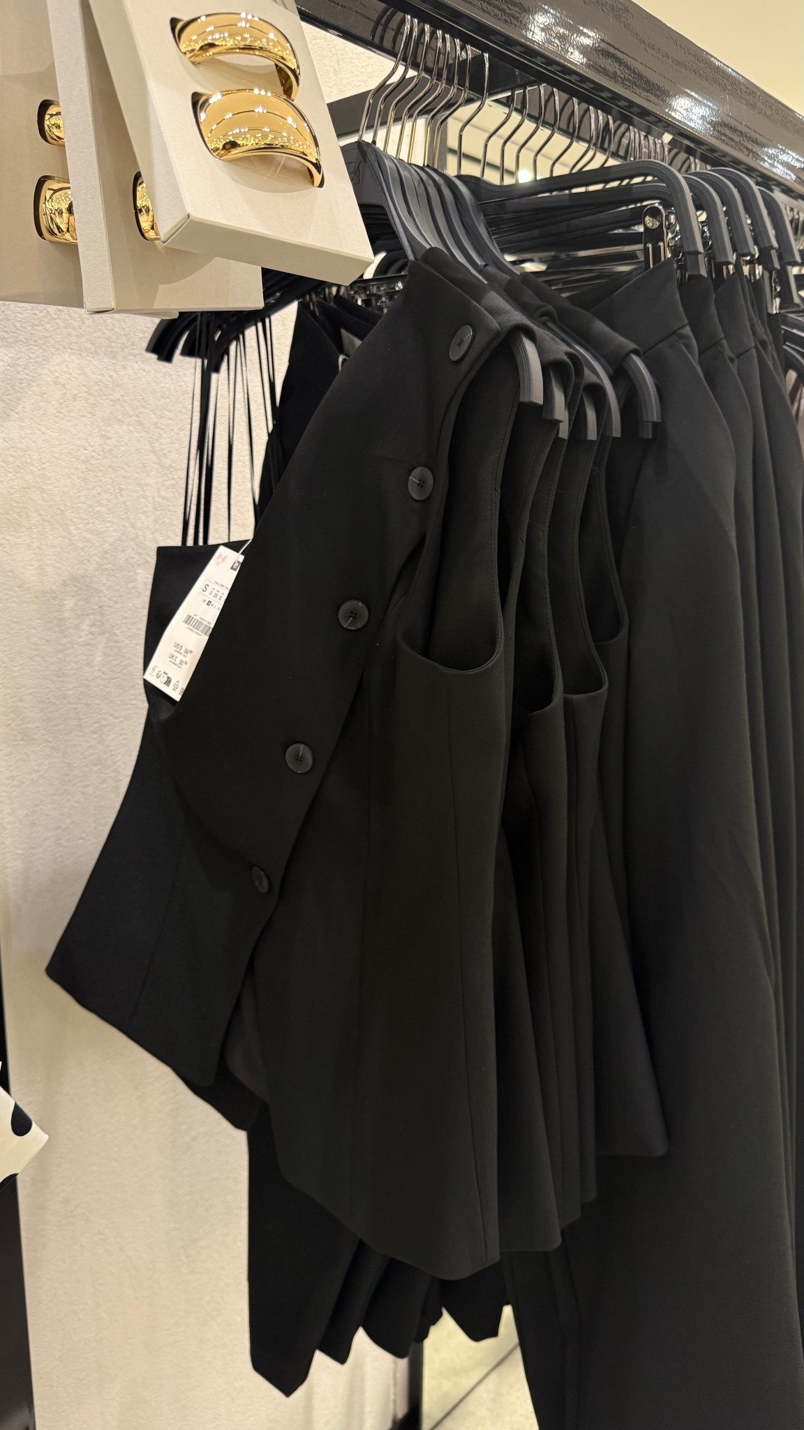 Zara One Shoulder Black Waistcoat Style Top

Tags: Dinner Date, Top, Evening Out, Jeans and a Nice Top, Waistcoat, Chic, Classy, Asymmetric Top

#LTKuk #LTKspring #LTKeurope