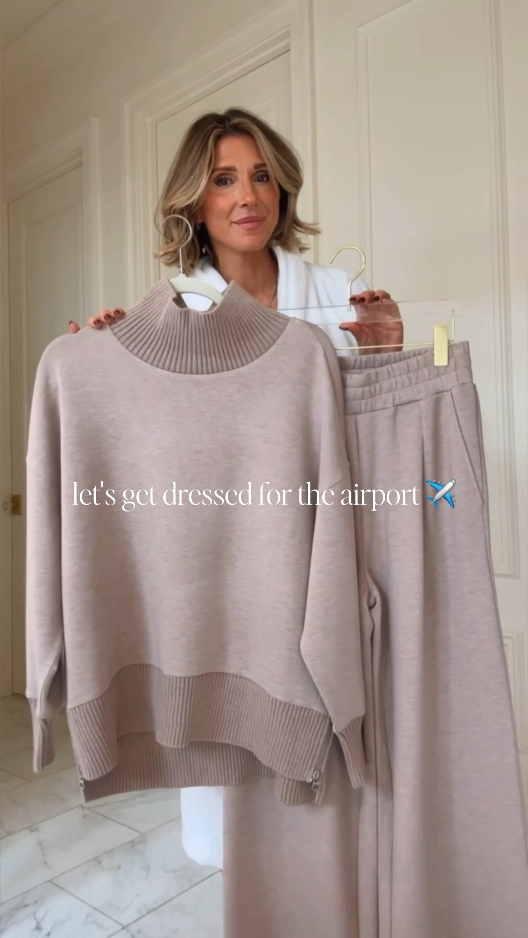 Cute and comfy airport travel outfit 