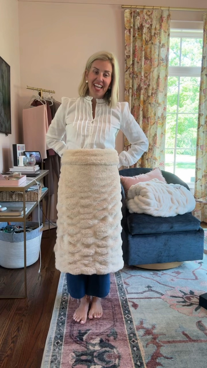 Ends at midnight tonight!! 

Lola Blankets BIGGEST sale of the year!! 

Code CATHERINE50 is valid for 50% off sitewide, a free $50 gift card to used on future purchases and free shipping.

#LTKdayinmylife #LTKmomlife #LTKSaleAlert