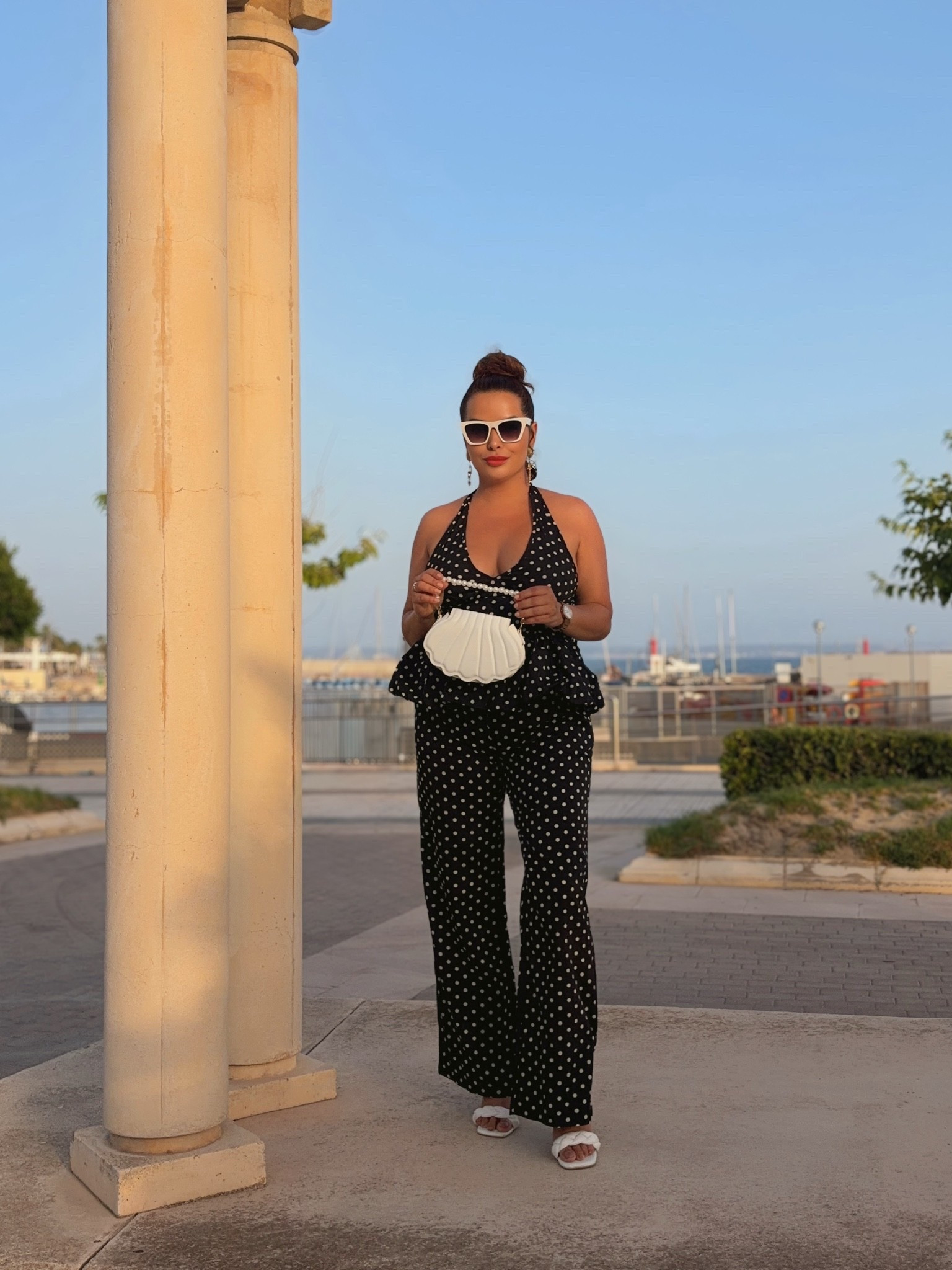 Look conjunto lunares y bolso concha
En este post tenéis los artículos etiquetados:

https://www.facebook.com/share/p/19K4WwWXs4/

#LTKsummer #LTKeurope #LTKespana
