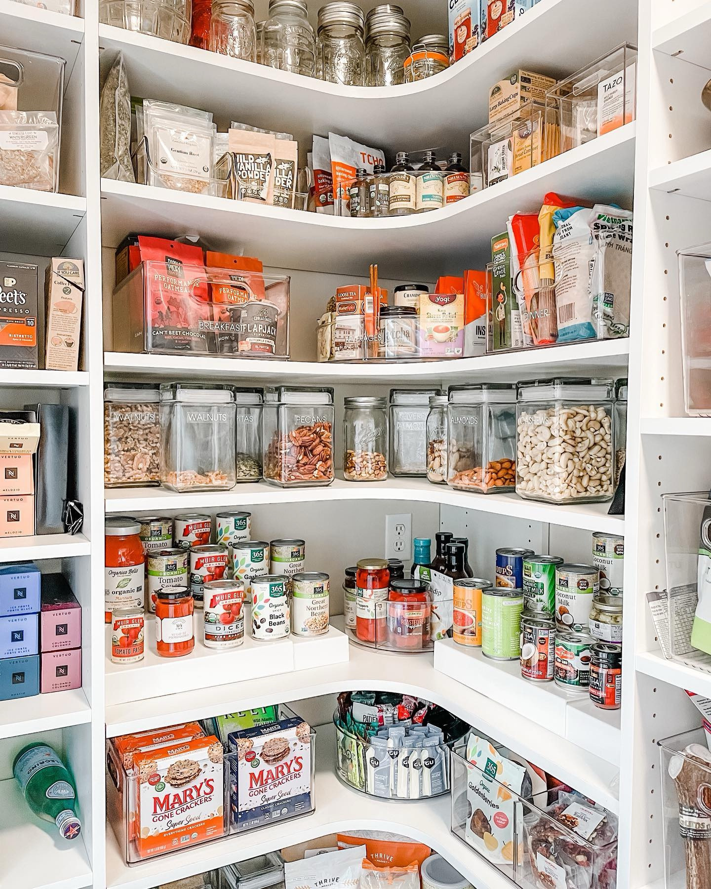 Don't you just love being able to see EVERYTHING you have in your pantry? Clear containers can seriously work magic!  They help you see everything while keeping it orderly and organized, especially when you have tall shelves like these!
⠀⠀⠀⠀⠀⠀⠀⠀⠀
And while we're at it, they look lovely with those labels featuring white text, don't ya think? 😉