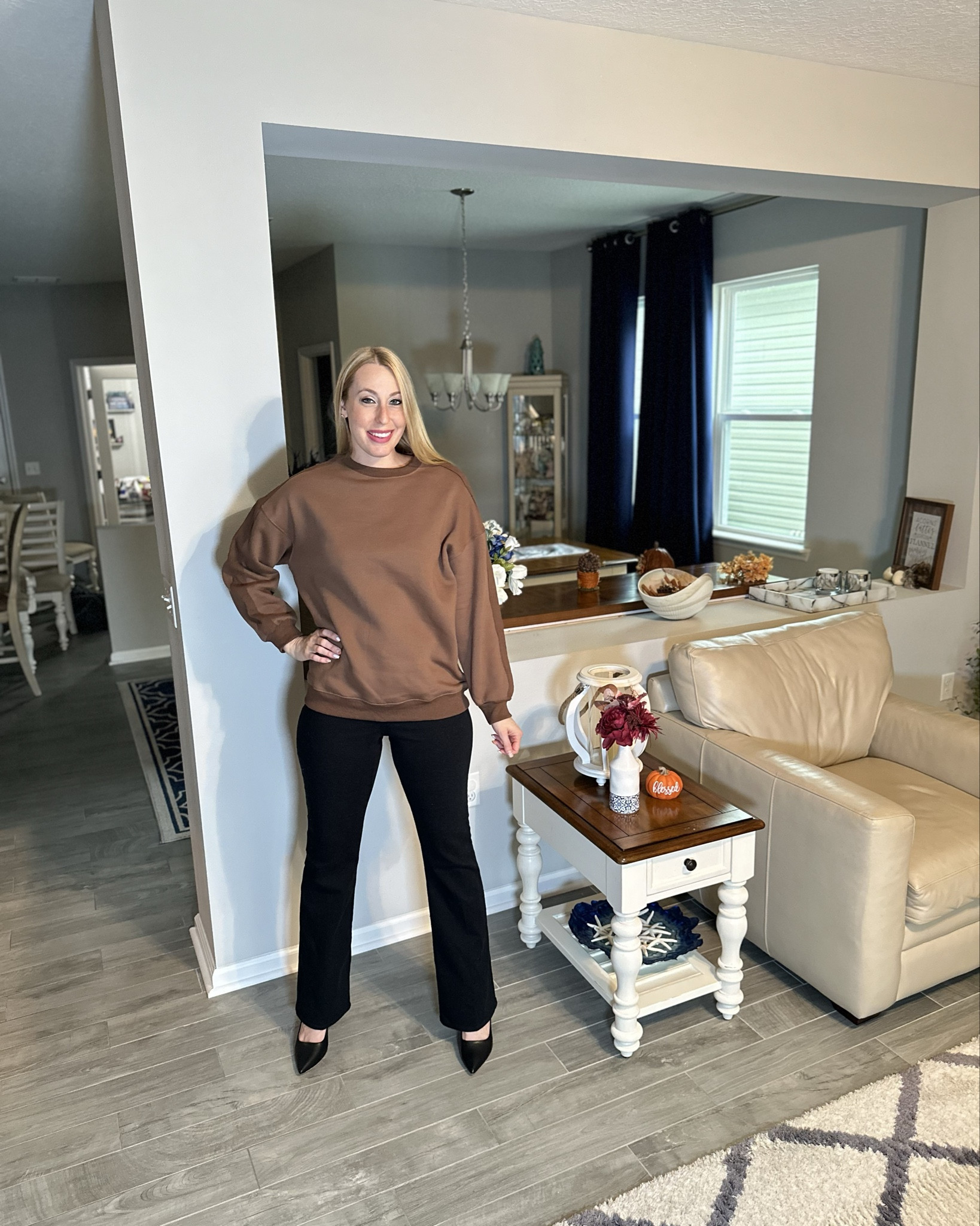 Brown trendy sweatshirt 
🖤 oversized and very soft and warm 
🖤 wearing size small, fits true to size 

#LTKStyleTip #LTKFindsUnder50 #LTKFindsUnder100