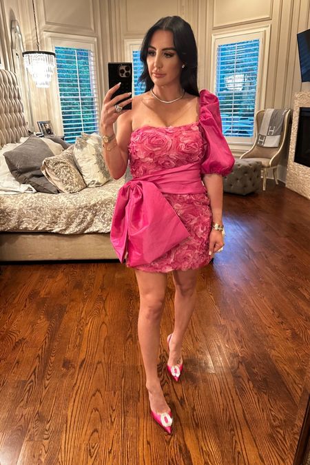 It’s giving 80’s prom & I’m so here for it! Love this Pink one shoulder floral mini dress! Wearing a Medium! 

#LTKSeasonal #LTKparties #LTKshoecrush