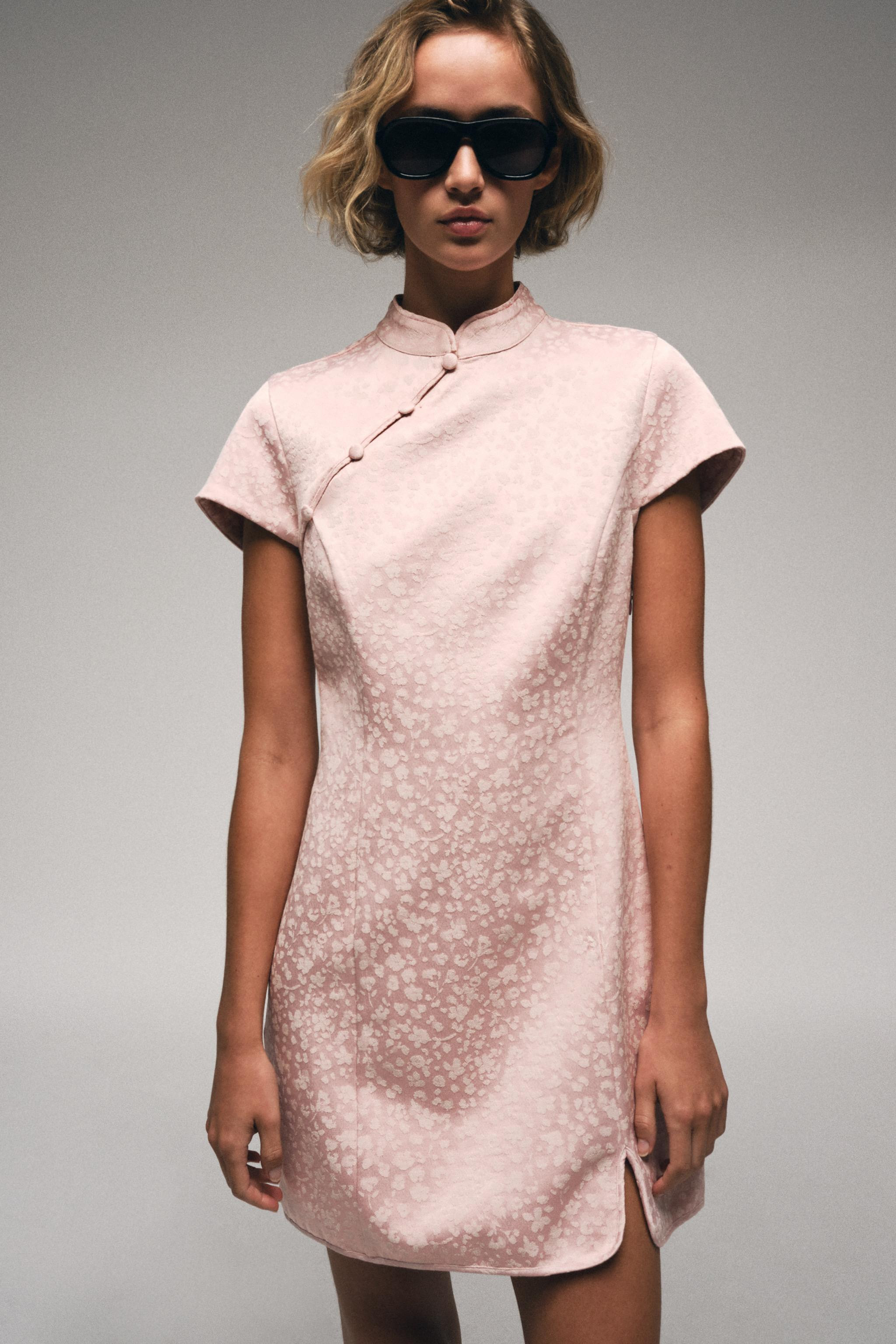 Gr\u00f6\u00dfe des Models: 173 cmKurzes Kleid mit Rundhalsausschnitt und kurzen \u00c4rmeln. Sch... | Zara DE