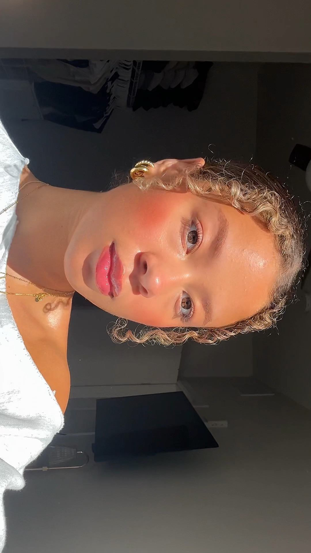 Final makeup touches
lip liner shade: mahogany 
lip gloss shade: riri 