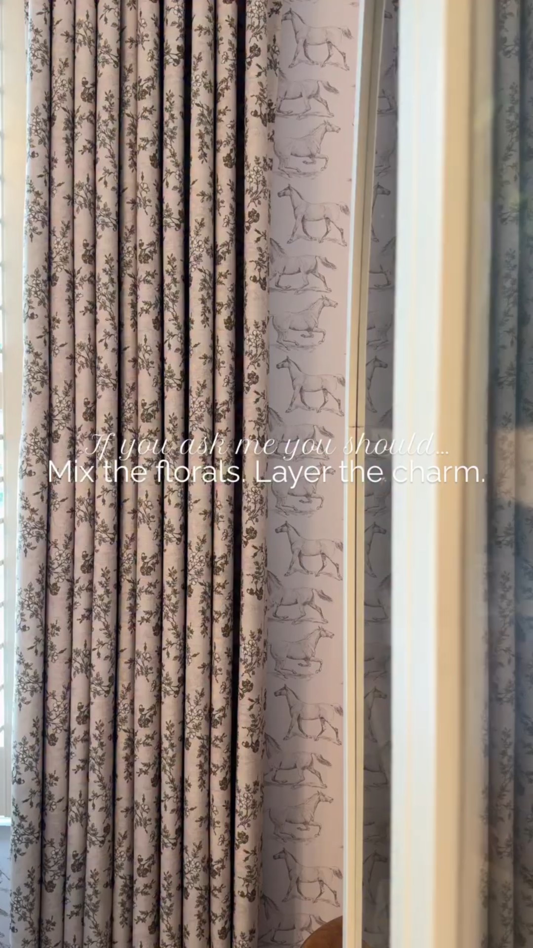 Comment ‘charm’ for a link to this vintage-touched space! Don’t hesitate to mix floral patterns — that’s where timeless charm blooms 🌸 Every corner of this room feels like a page out of a storybook.