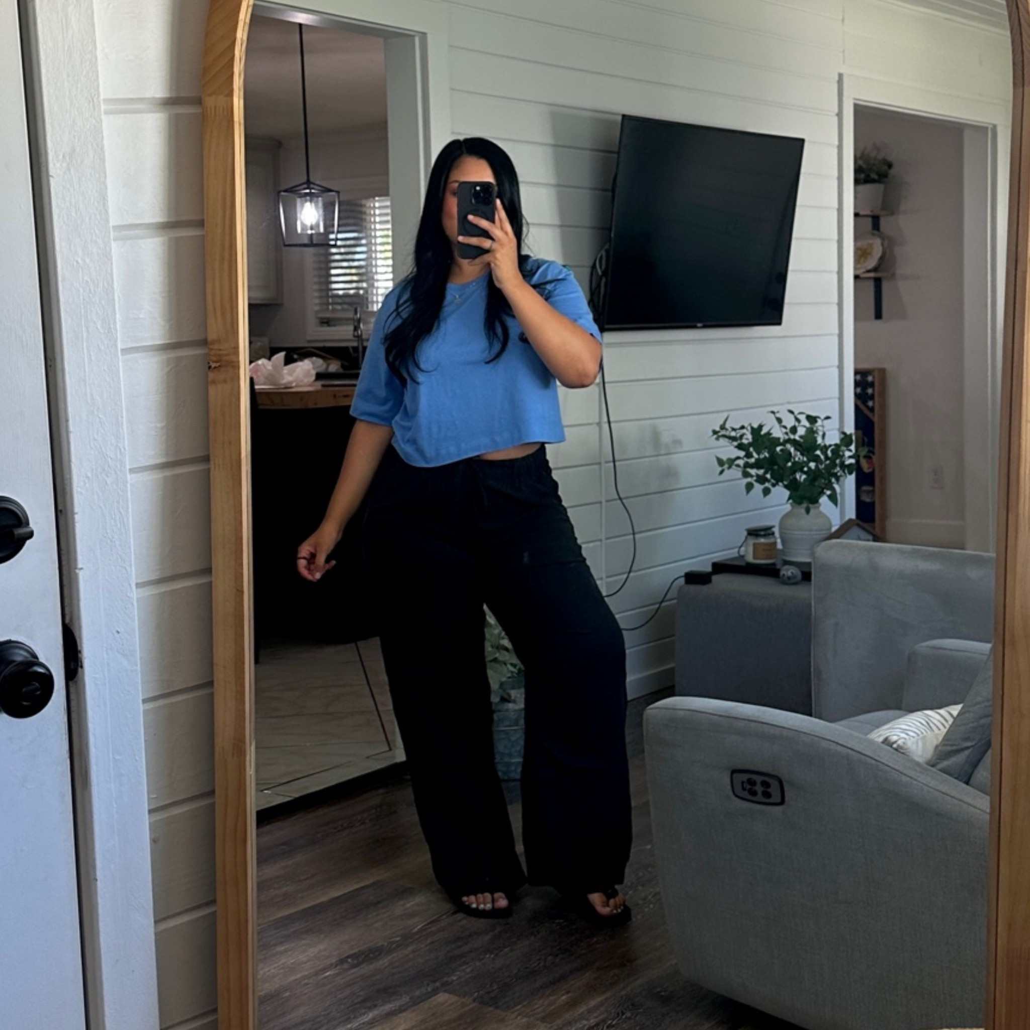 tjmaxx tee
ae pants
havaianas