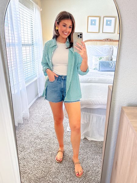 Casual ootd today! Wearing a s in tops and 26/curve love in shorts! Wearing the “medium” wash

#LTKstyletip #LTKSeasonal