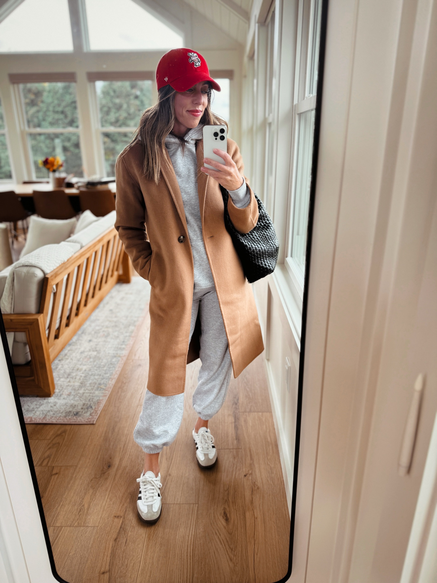 Sweatpants: xs
Sweatshirt: xs
Coat: xs
Sambas: 6 (fit TTS)