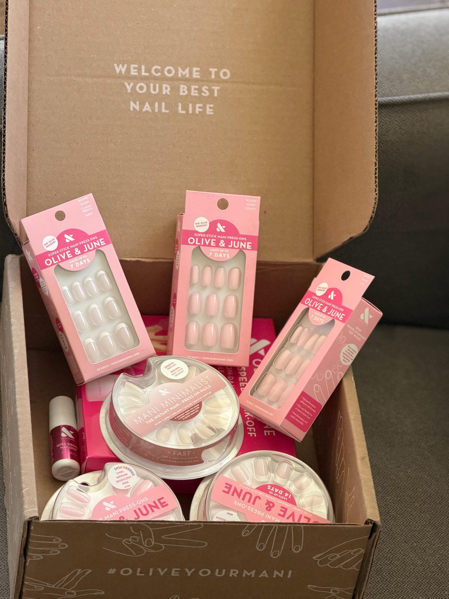 I love these press on nails from Olive & June! 

nails at home manicure at home aesthetic nail aesthetic press on nails press-ons 

 